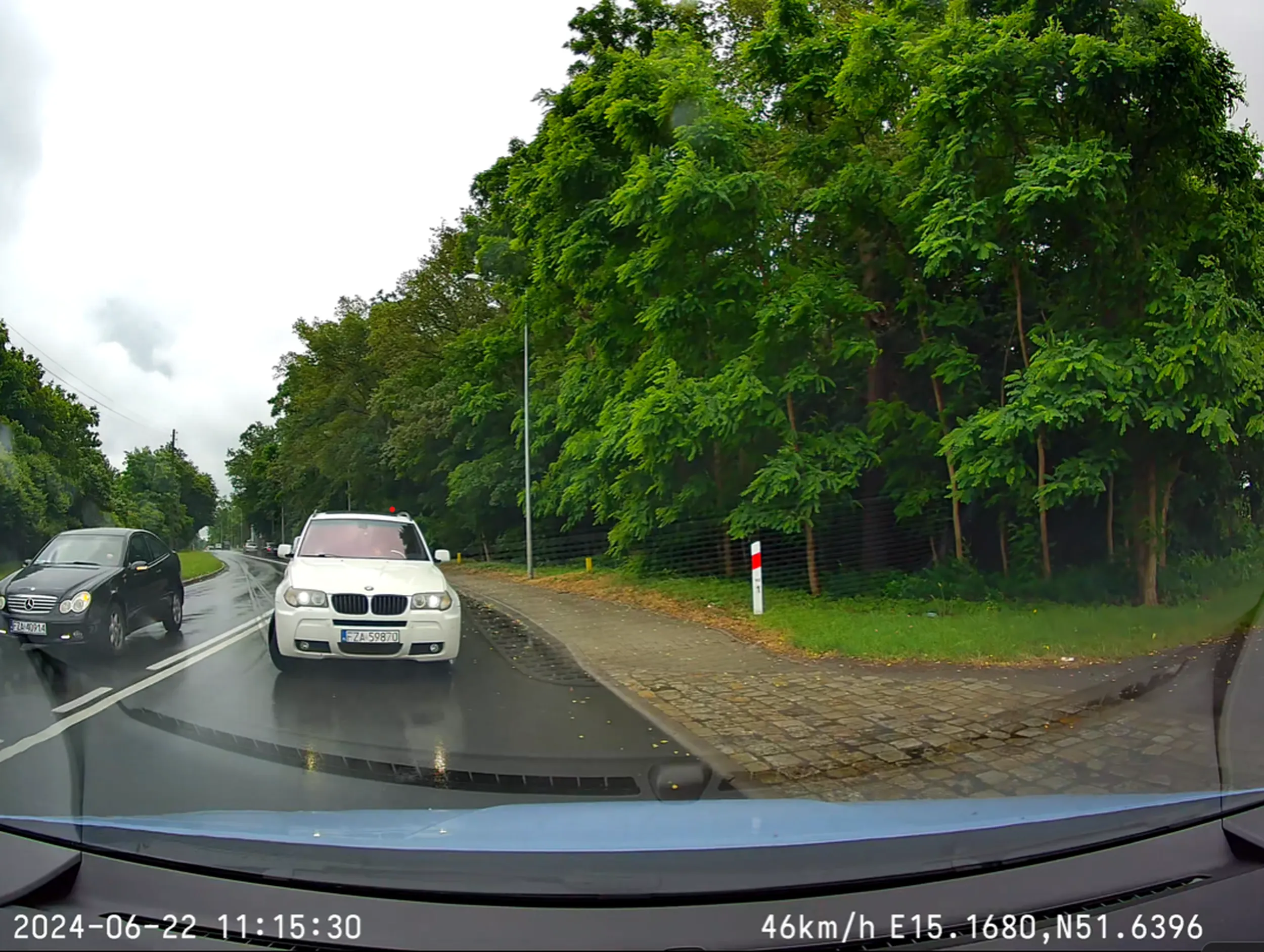 Młody szczyl w BMW mamusi nie dostosował prędkości do warunków i o mały włos nie uszkodził 3 samochodów. Prawko do zabrania! Od razu uciekł z miejsca zdarzenia. Dla tego typa rower to aż nadto.