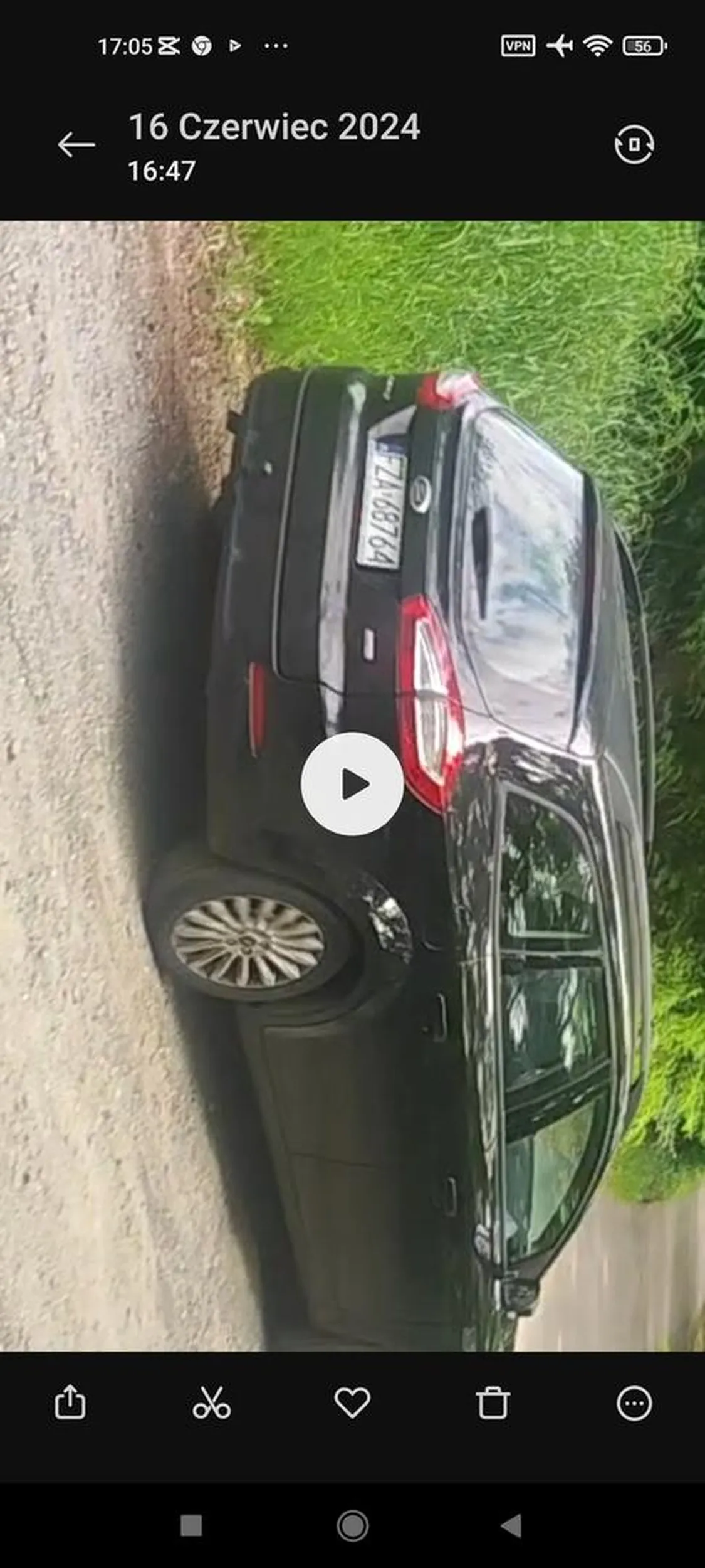 Uwaga złodziej, jeździ bez celu i obserwuje prywatne posesje. Jako, że w okolicy były jakiś czas temu kradzieże publikuje tablicę tego pajaca.