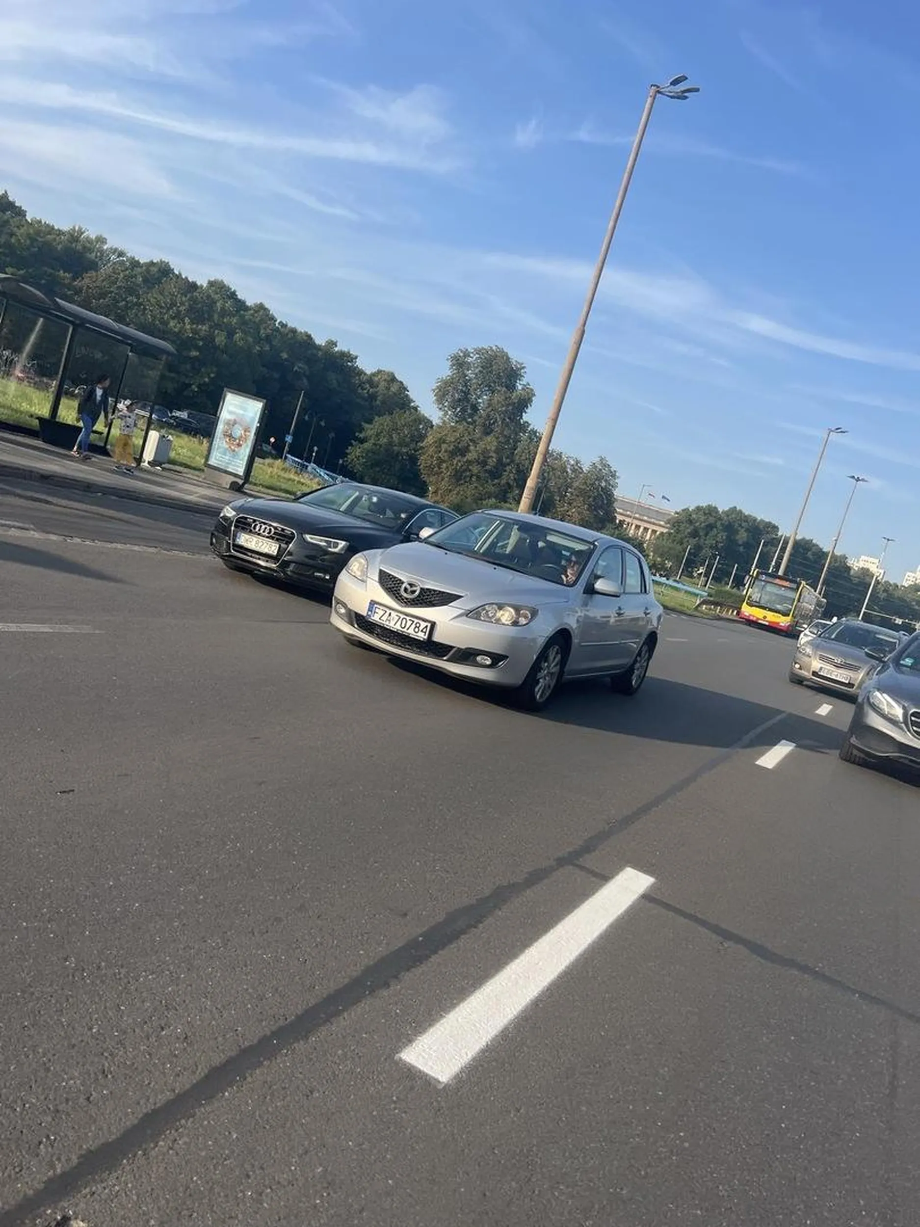 Siedzi na telefonie gdy jest zielone nie jedzie . Gdy trabnalem na nią zaczęła za mną jechać i nagrywać mnie i środkowy palec pokazywać gdy zrobiłem jej zdjęcie schowała telefon i uciekła chyba się przestraszyła hehe