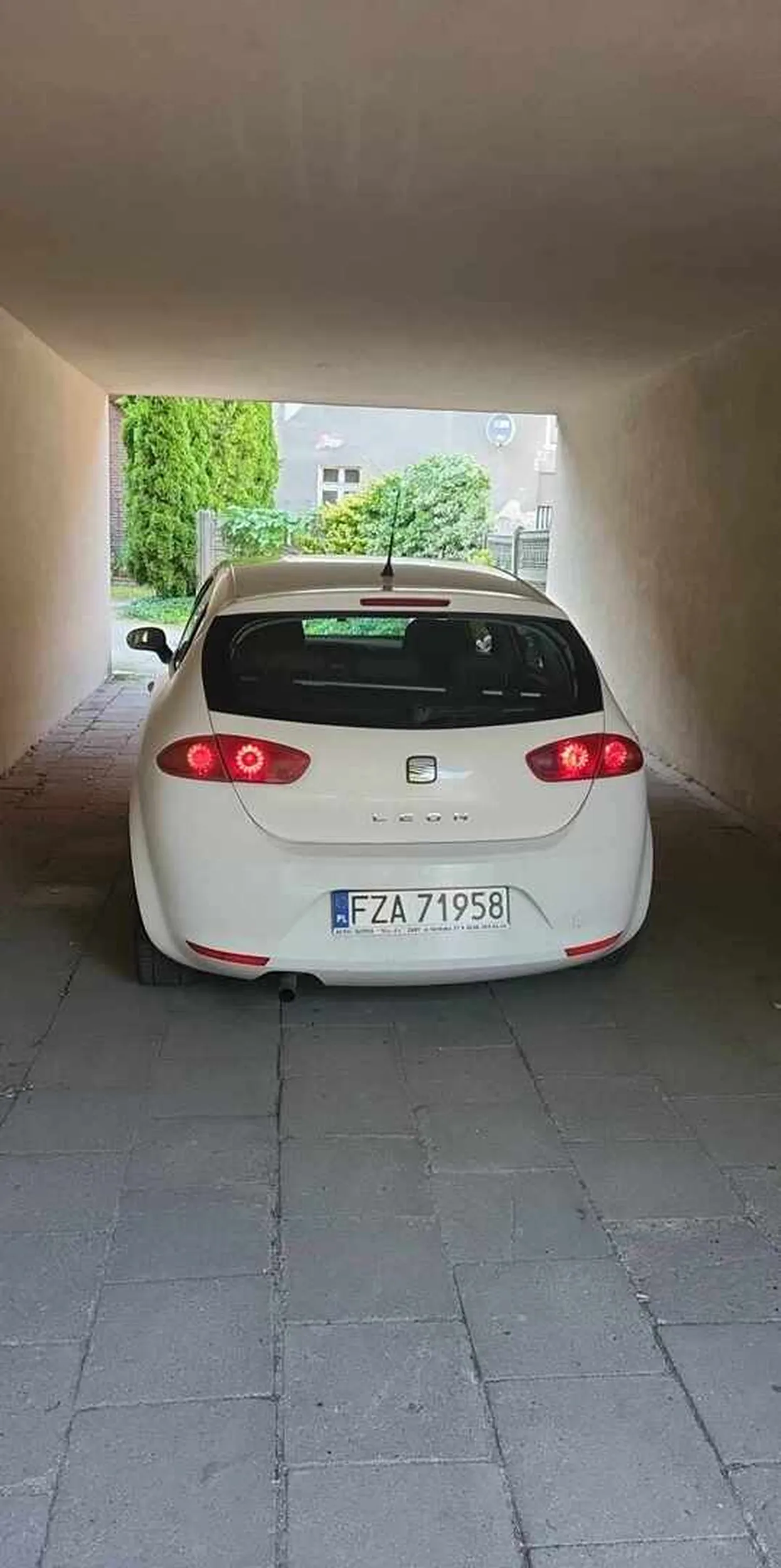 Jakiś baran zastawił wjazd do mojej ukochanej parafi. A by kierowca tego zjebmobilu szęrzł w piekle. razem z moimi współ plemieńcami juz odmówiliśmy korąnkę o zesłanie plag egipskich na tego imbecyla. z poważaniem Pro Boszcz