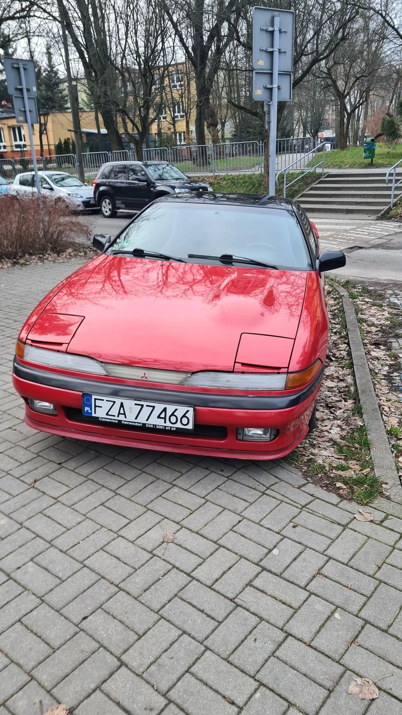 Wjeżdża przez przejście, rozjeżdża trawnik