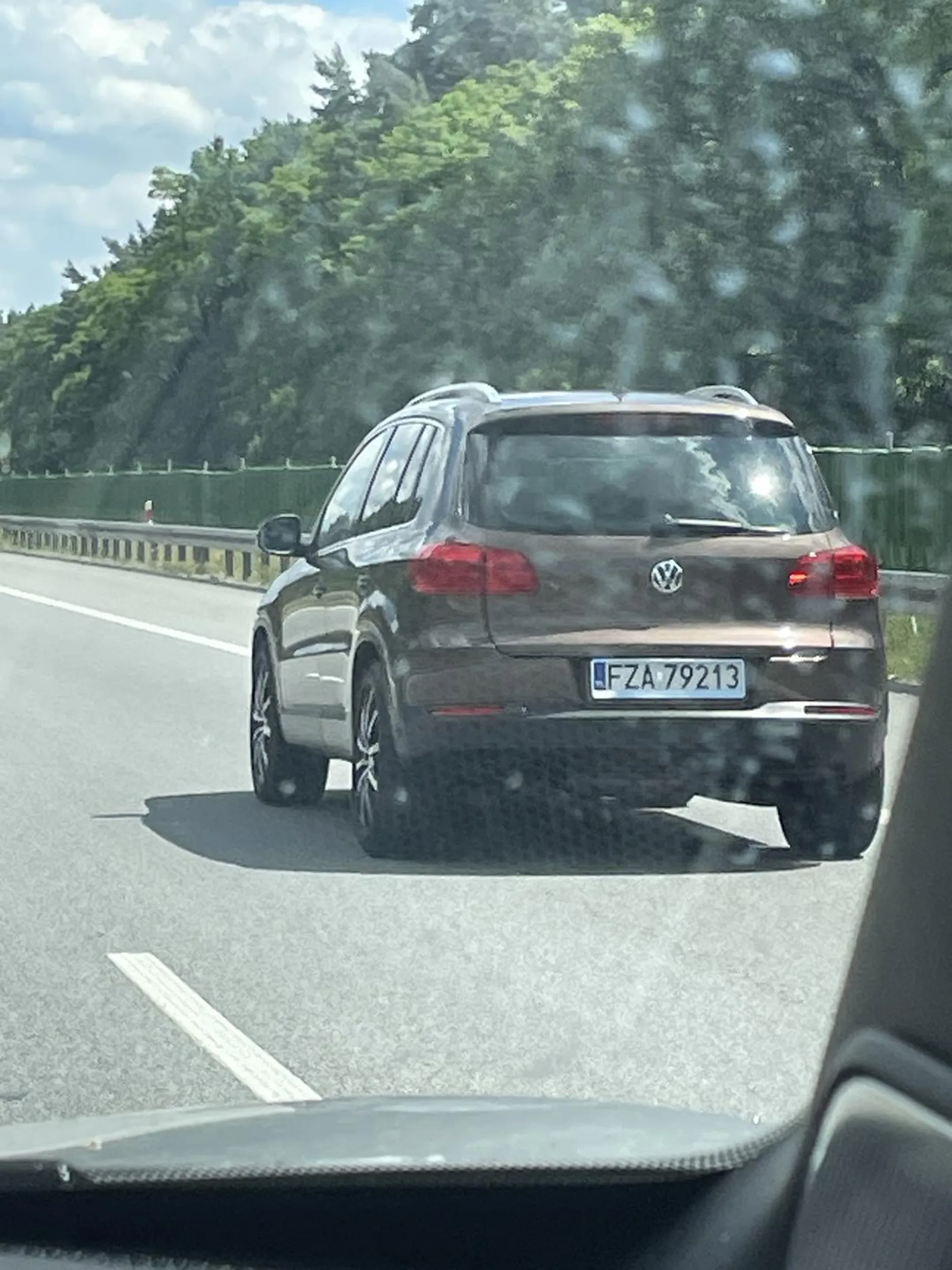 Prawie spowodował wypadek na autostradzie, wjeżdżając przed wyprzedzające auto. Zero poglądu na trasę i inne auta. TRAGEDIA