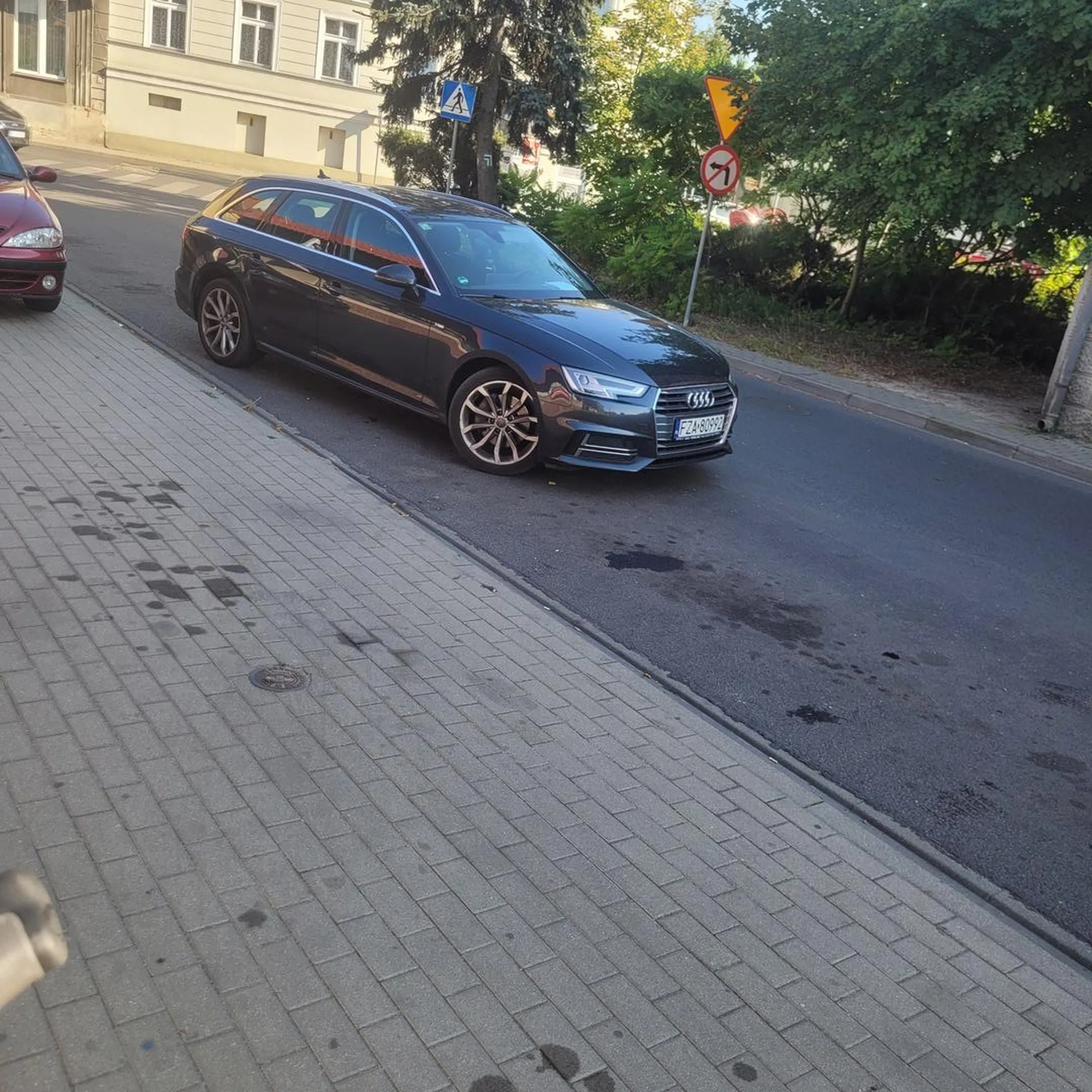 Fajnie parkujesz i myślę ostatni raz tak parkujesz za 2 razem dzwonie do starostwa lub policję by ci te prawo jazdy z laysow zabrali. Tam jest ruchliwa droga czubie !!! Miejsca było tam dużo!!!