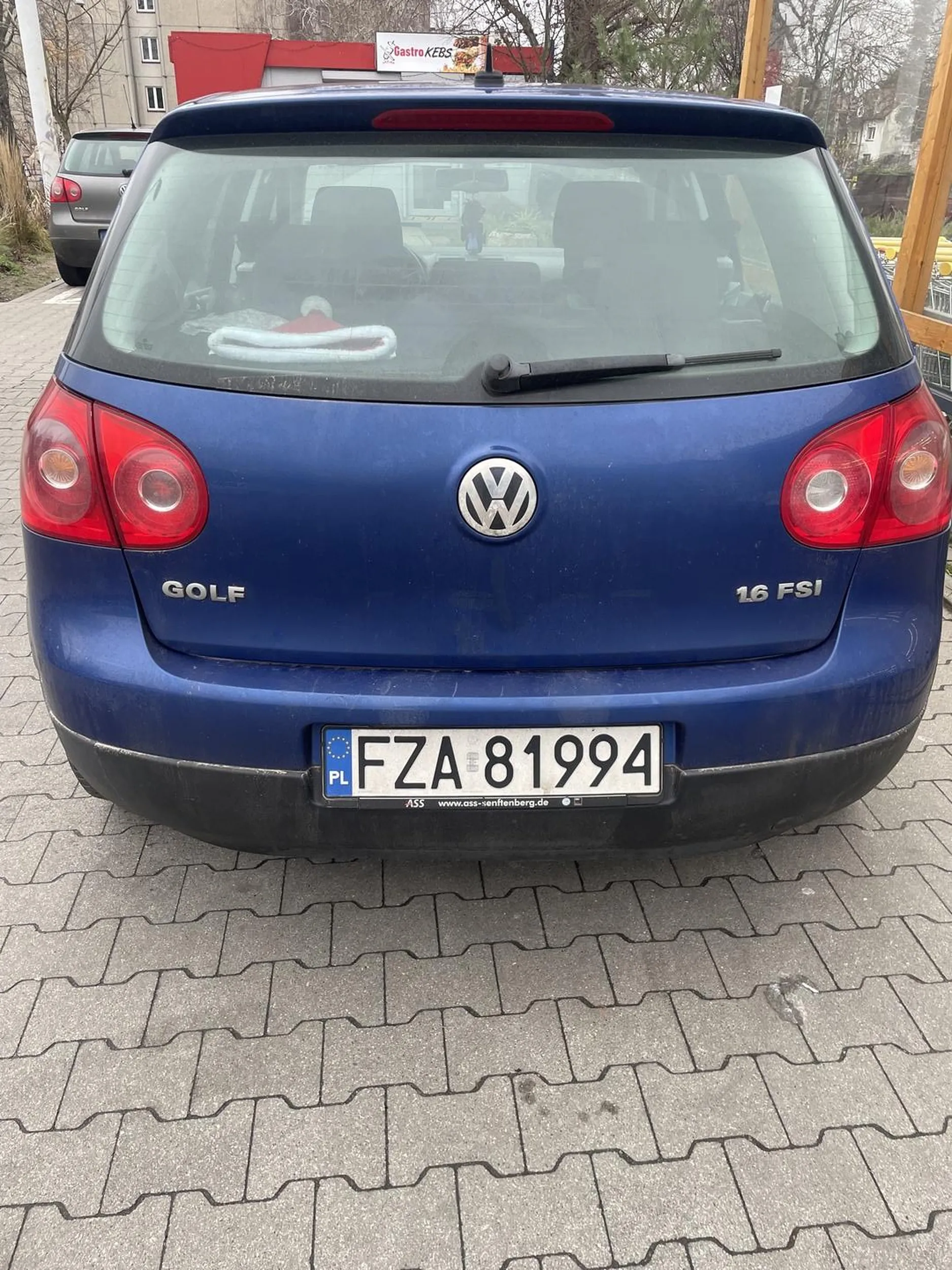 Ciąża to nie choroba a Pani kierująca powinna nie wychodzić z domu jeżeli przejście 10 metrów żeby zaparkować samochód poprawnie, sprawia jej taką trudność