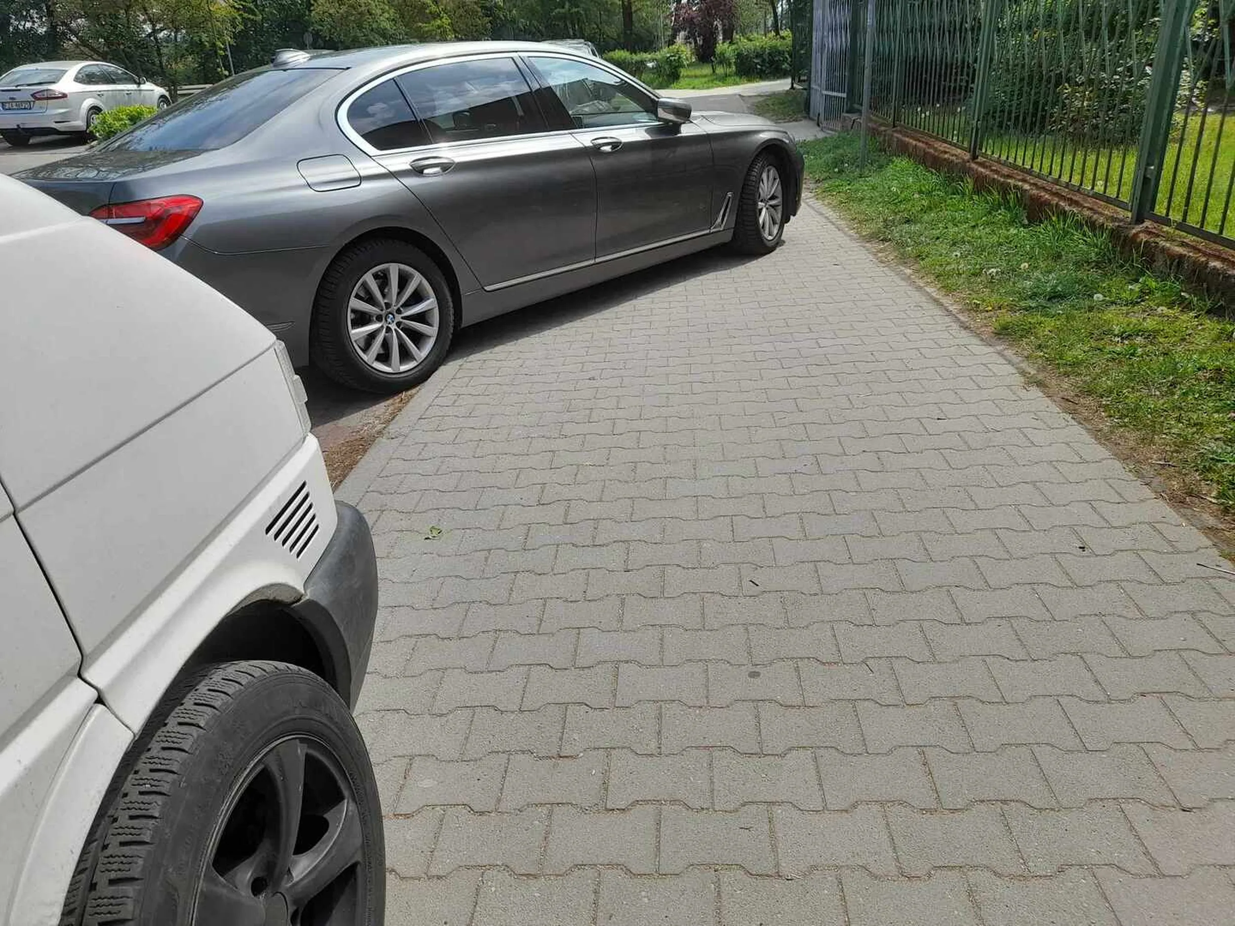 Kierowca ma problemy z decydowaniem czy jest zaliczany jako pieszy czy może jednak kierowca