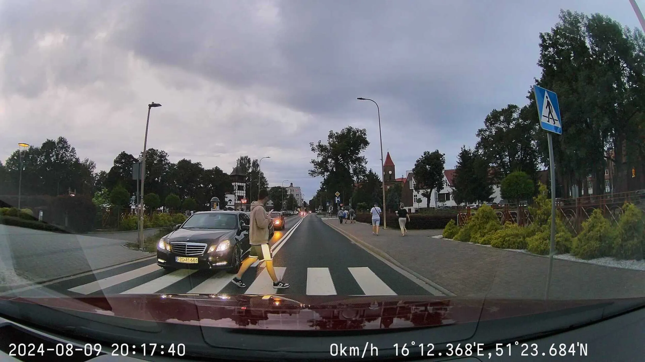 Na przejściu dla pieszych przy galeri handlowej kierowca prawie potrącił człowieka