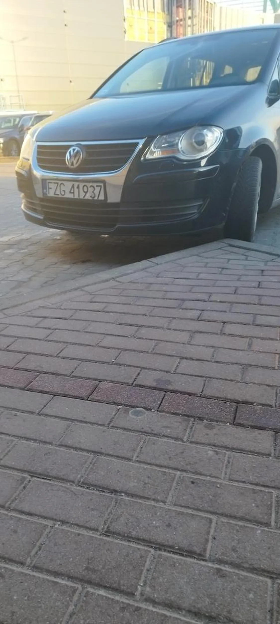 Umiejętne parkowanie faceta ... Zająć dwa miejsca a po zwróceniu uwagi prycha ... Typowy buc