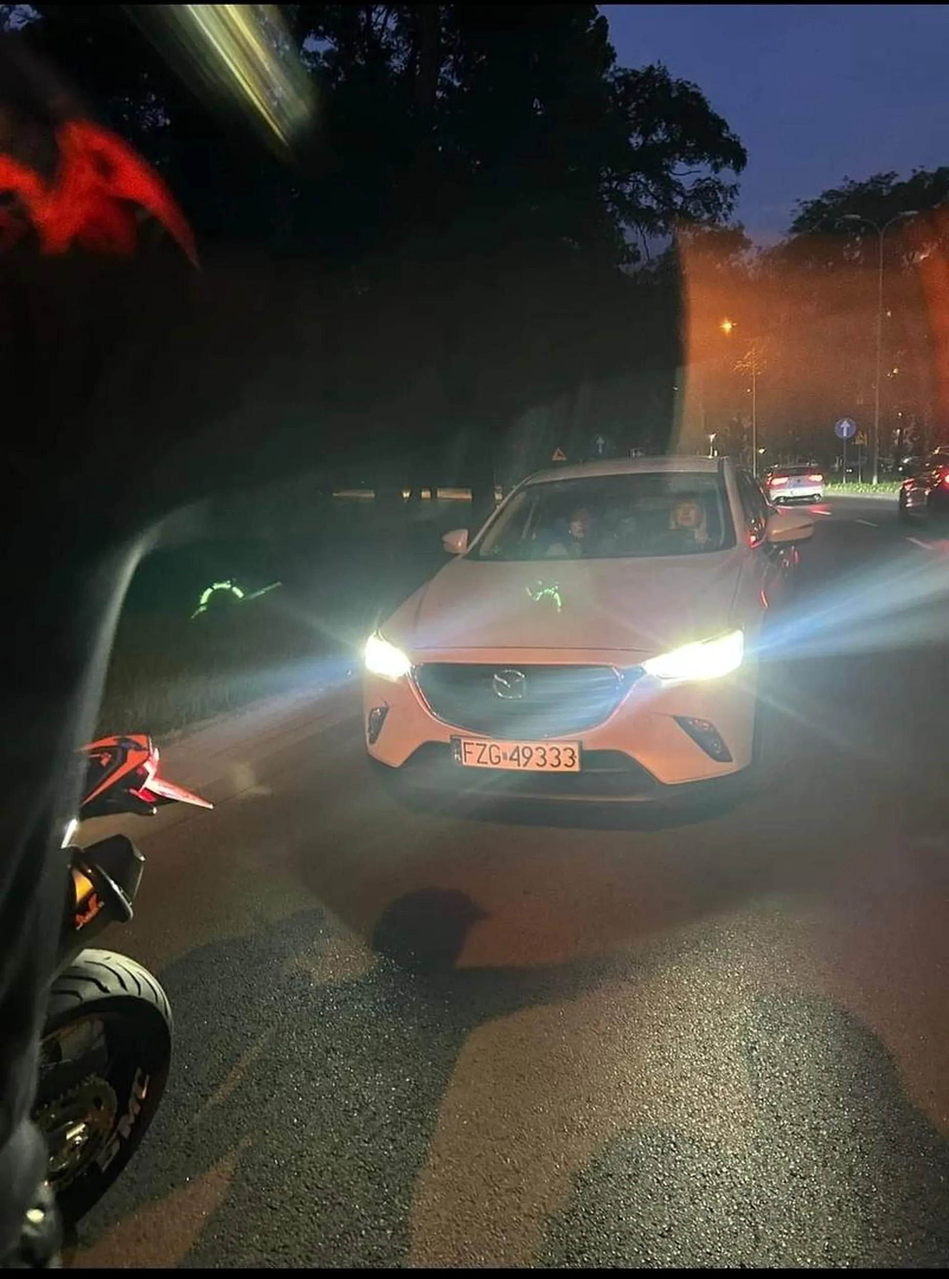 Uwaga bo Kobieta jeździ pod prąd na rondach. Tu przykład z największego ronda w Polsce w Głogowie.