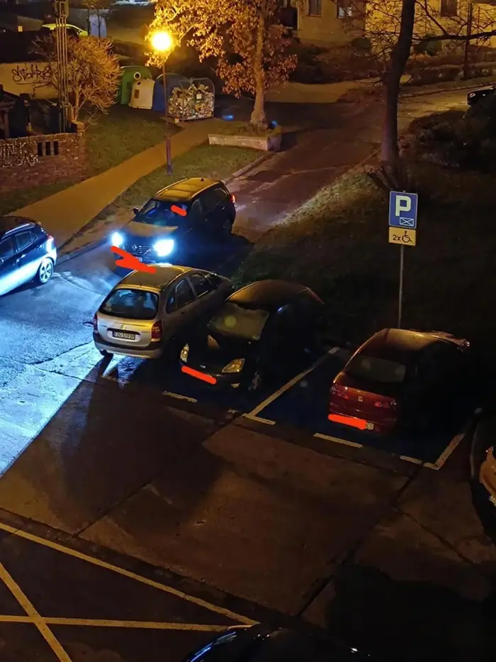 kierowca citroena notorycznie parkuje w ten sposób pod blokiem, tj. w połowie na miejscu dla niepełnosprawnych, w połowie na przejeździe, uniemożliwiając tym samym przejazd jakiegokolwiek samochodu. Naprawdę tak ciężko się rozejrzeć po wyjściu z auta, że nie da się przejechać?