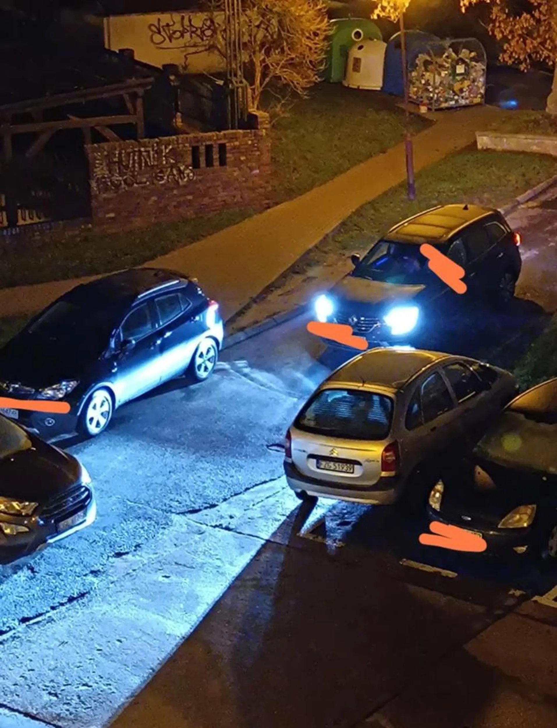 kierowca citroena notorycznie parkuje w ten sposób pod blokiem, tj. w połowie na miejscu dla niepełnosprawnych, w połowie na przejeździe, uniemożliwiając tym samym przejazd jakiegokolwiek samochodu. Naprawdę tak ciężko się rozejrzeć po wyjściu z auta, że nie da się przejechać?