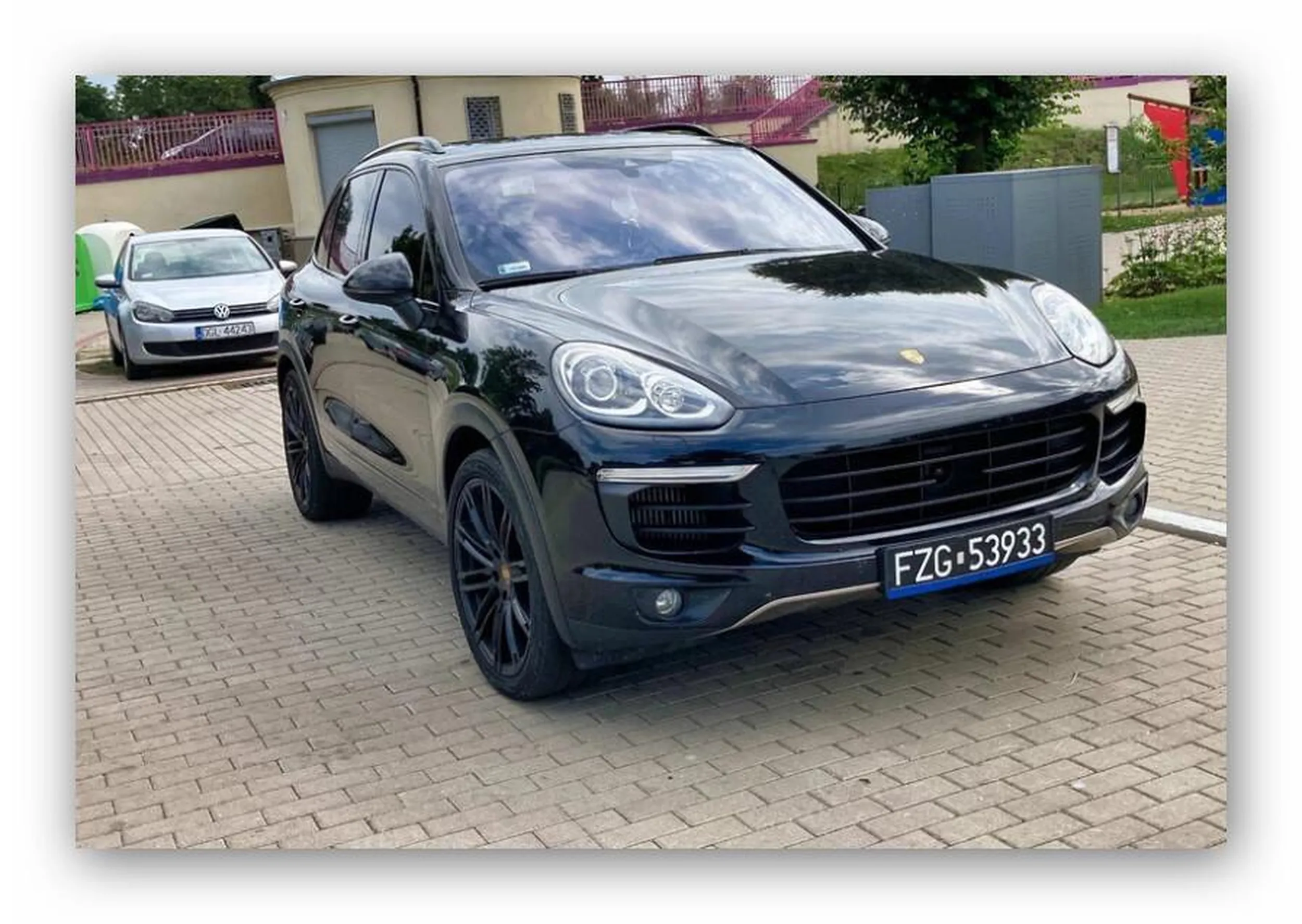 Cwaniaczek z czarnymi (nielegalnymi) tablicami rejestracyjnymi, OC ma ważne.