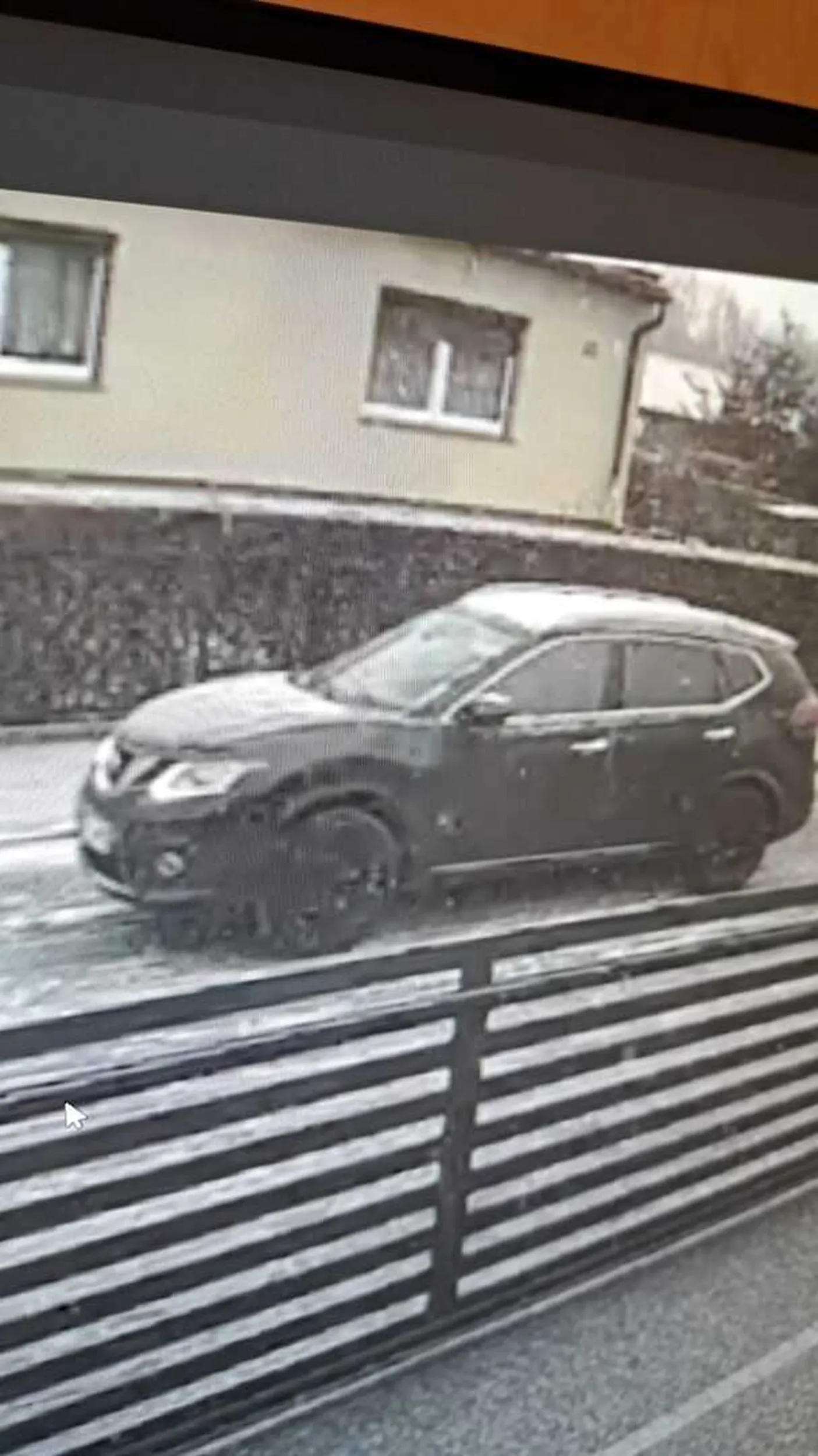 Kręci się koło szkoły podstawowej w Nowej Soli i proponuje podwózkę młodym dziewczynką, ciemny Nissan X-trail