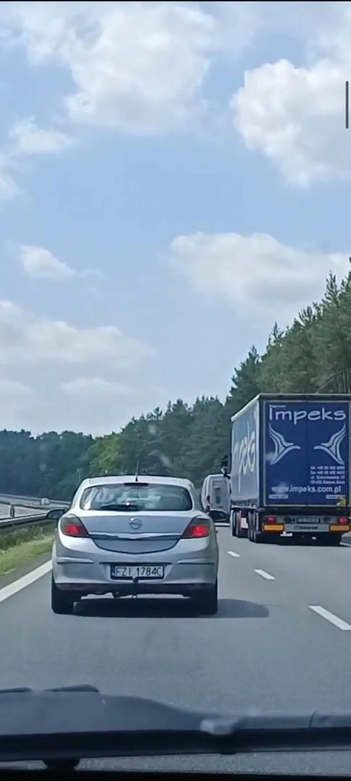 Agresywny kierowca ze Świdnicy. Jeżeli mu cokolwiek wspomnisz zawsze odpowiada słowami "się pierdol"