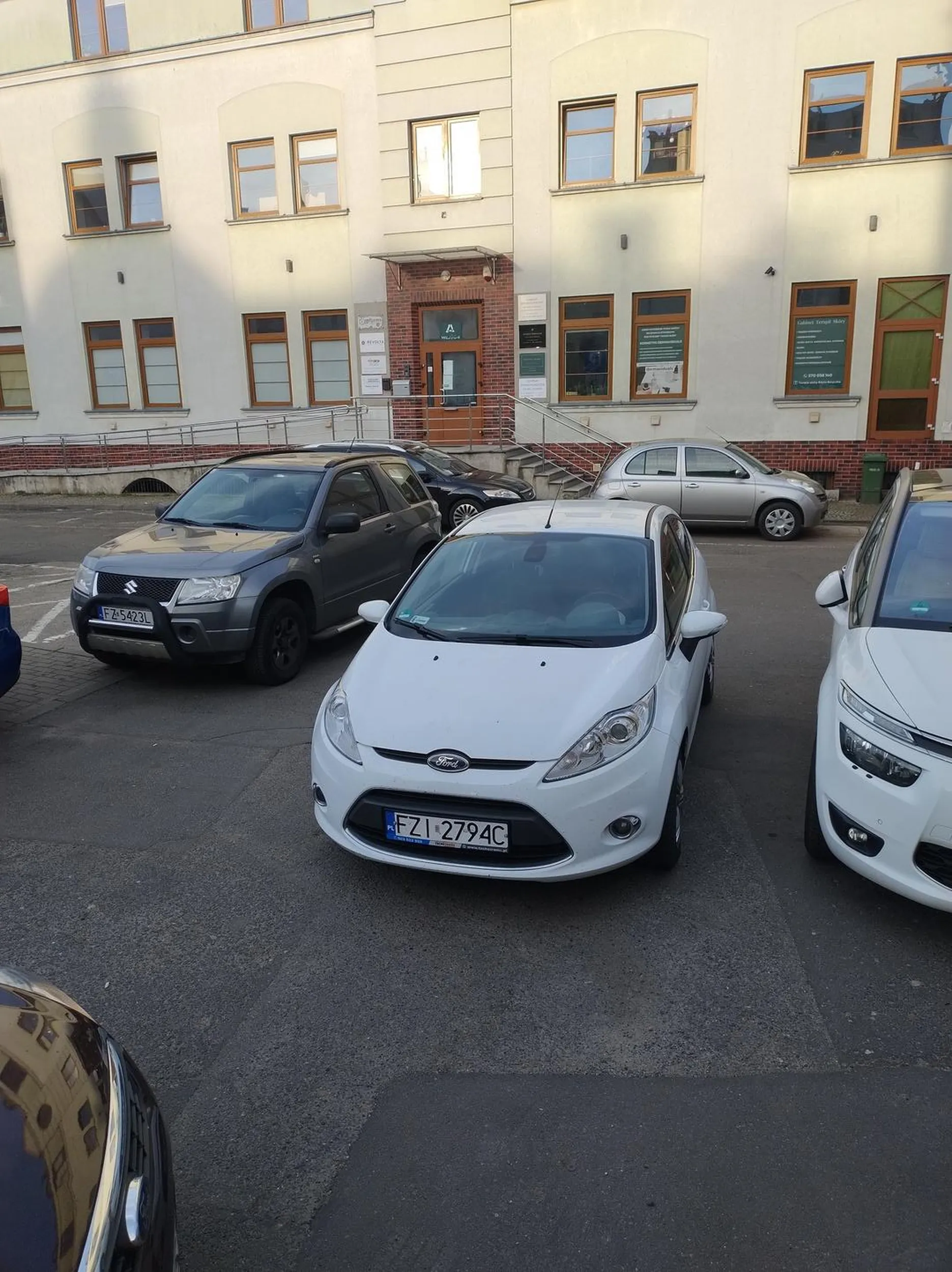 Zablokował kompletnie wyjazd na 17 samochodów z parkingu, łącznie z samochodami dostawczymi z restauracji, przez co zablokował dla was dowóz pysznego jedzenia! Podziękujcie temu Panu.