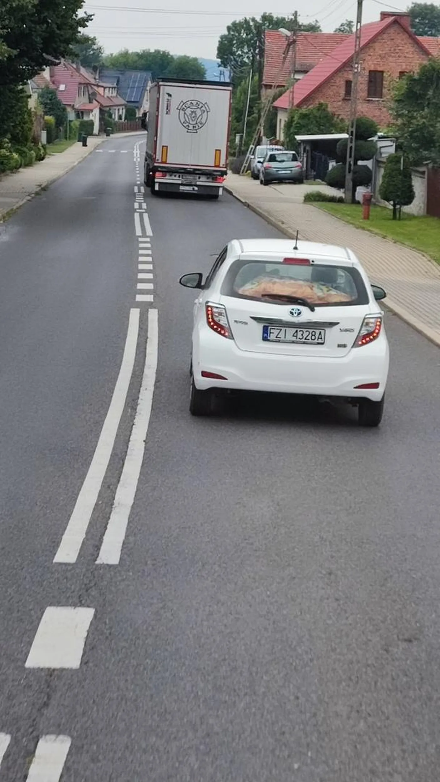 Wymusza pierwszeństwo po czym jeszcze wyciąga telefon i lata po drodze od lewej do prawej usiłując nagrać stwarzając zagrożenie.