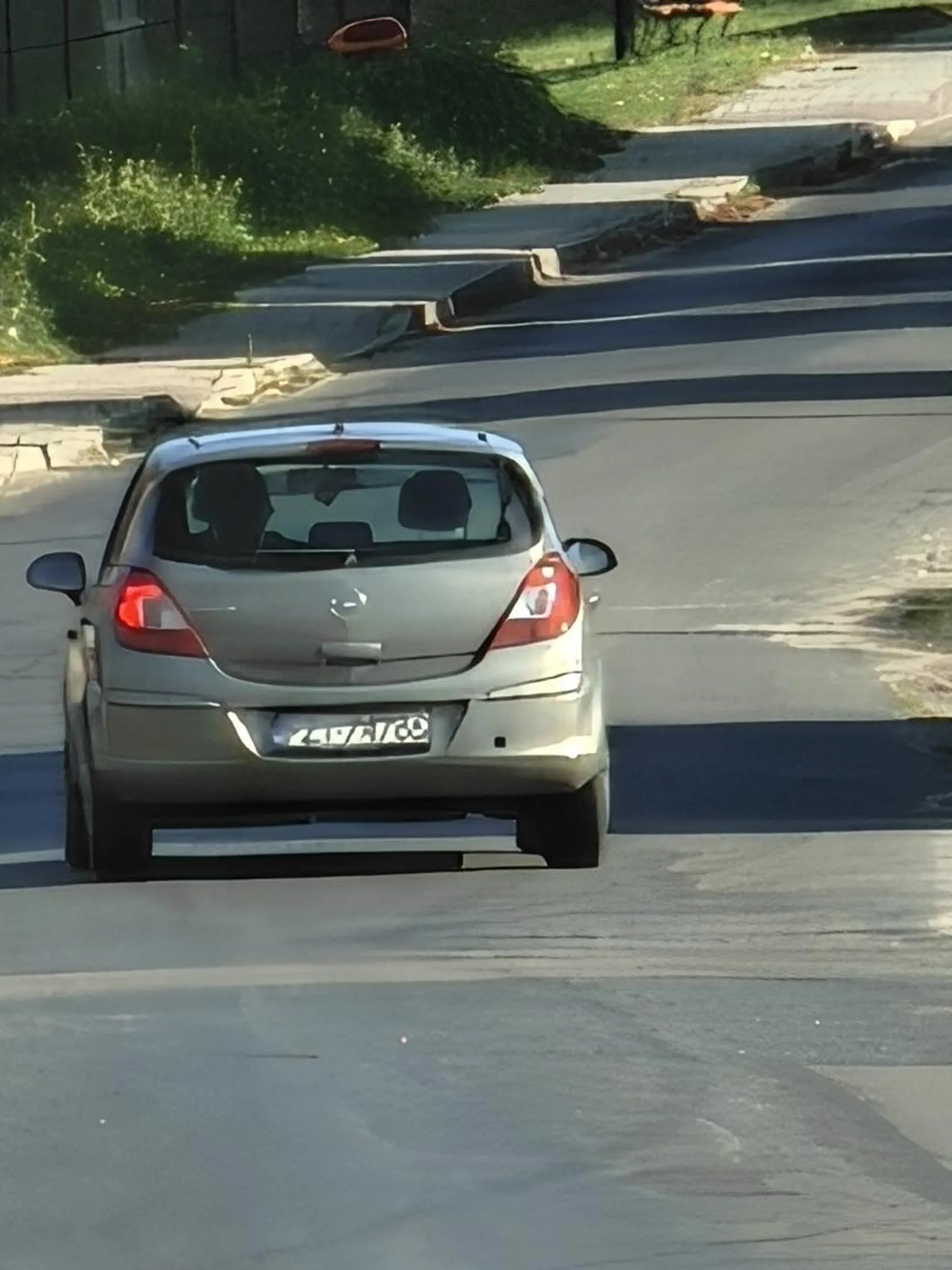 Zjeb nie potrafi jeździć, lata lewo prawo po całej jezdni, na zakrętach jeździ lewa strona, jeszcze chwila i komus może zrobić krzywdę. Unikać