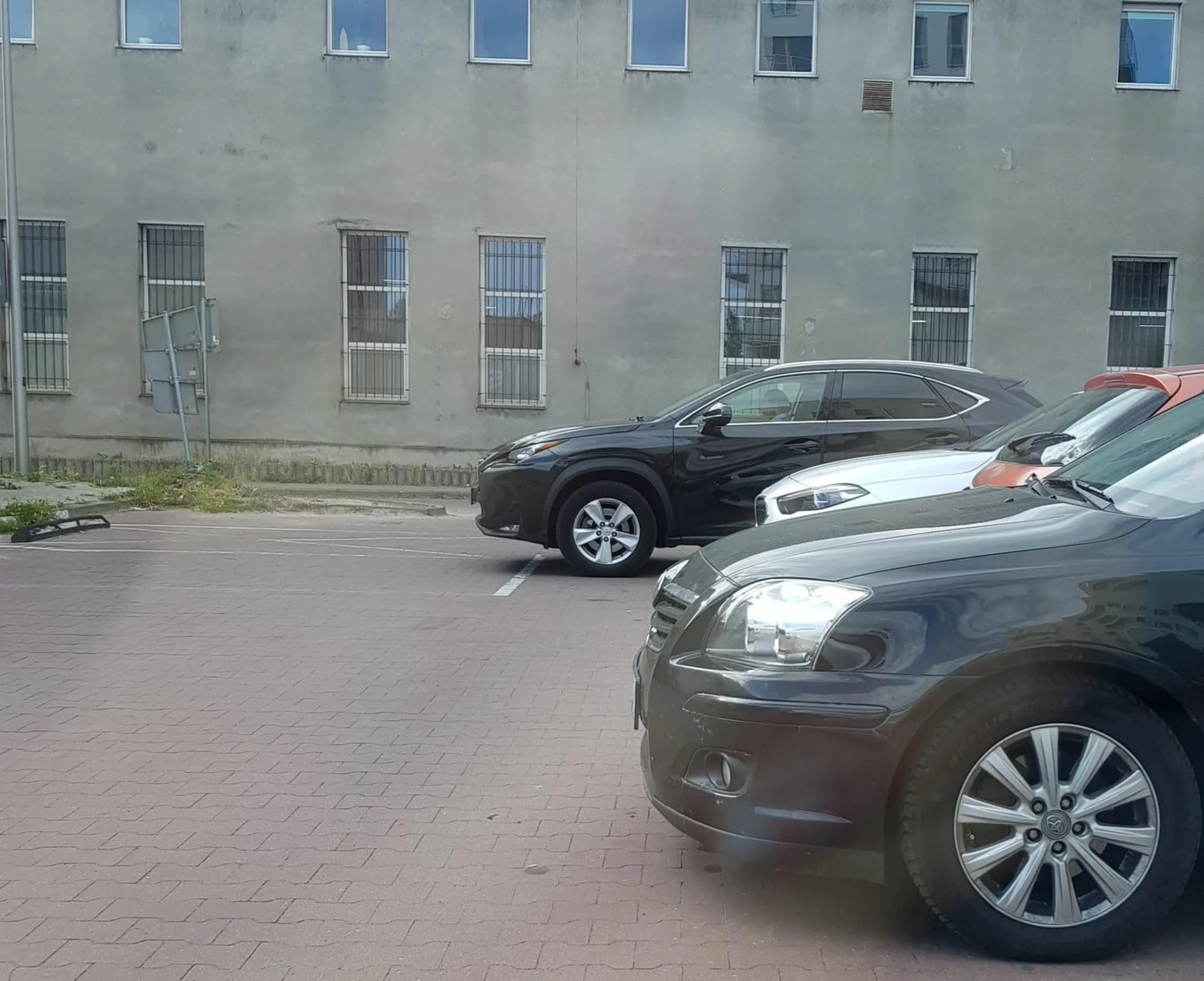 Blondi ! Jakim pustakiem trzeba być żeby zablokować cały wjazd na parking Biedronki ???? Całe szczęście że akurat przyszłaś, wszyscy zobaczą twoją głupotę. A może przyczyną jest brak widoczności? Wiesz, fotel ma regulację, można go podnieść.