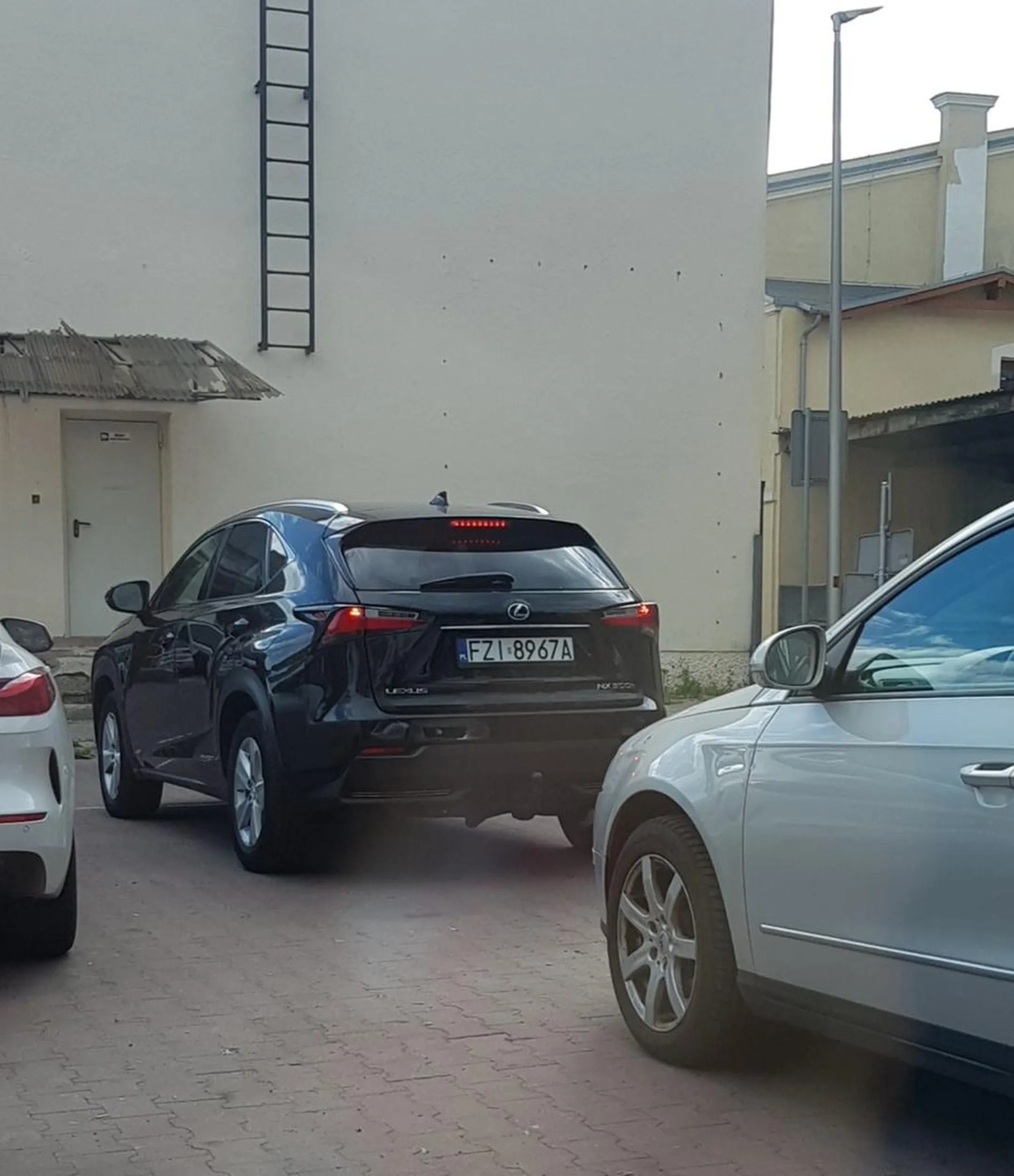 Blondi ! Jakim pustakiem trzeba być żeby zablokować cały wjazd na parking Biedronki ???? Całe szczęście że akurat przyszłaś, wszyscy zobaczą twoją głupotę. A może przyczyną jest brak widoczności? Wiesz, fotel ma regulację, można go podnieść.