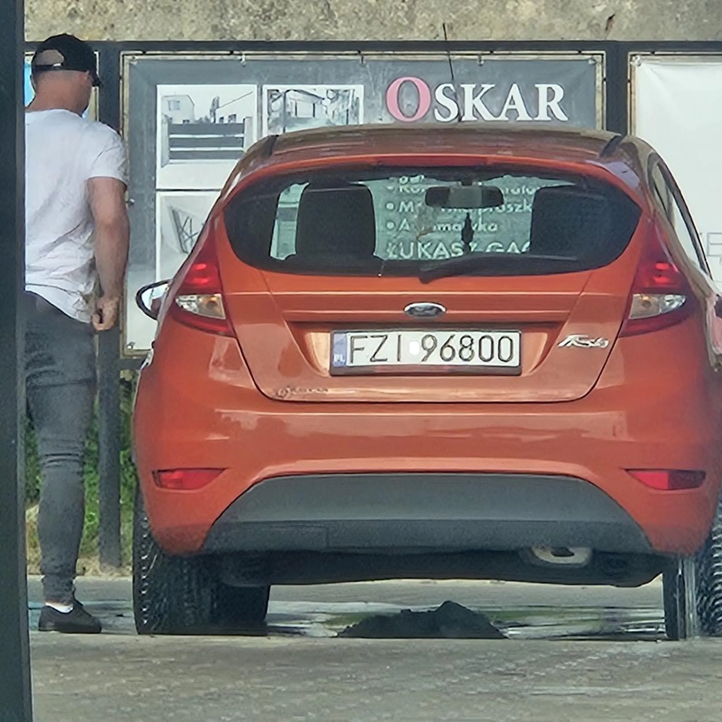 Pierdolnięta łysa parówa bez kultury, ćpanie się chyba skończyło że taki bulwers o miejsce na myjni miał