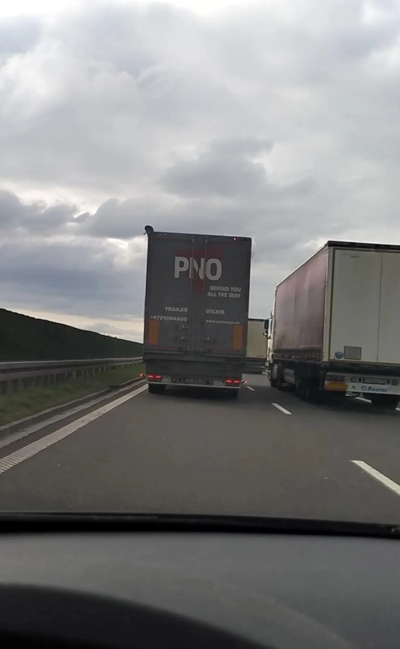 pajac wyprzedza ciezarowka druga ciezarowke na ekspresowce