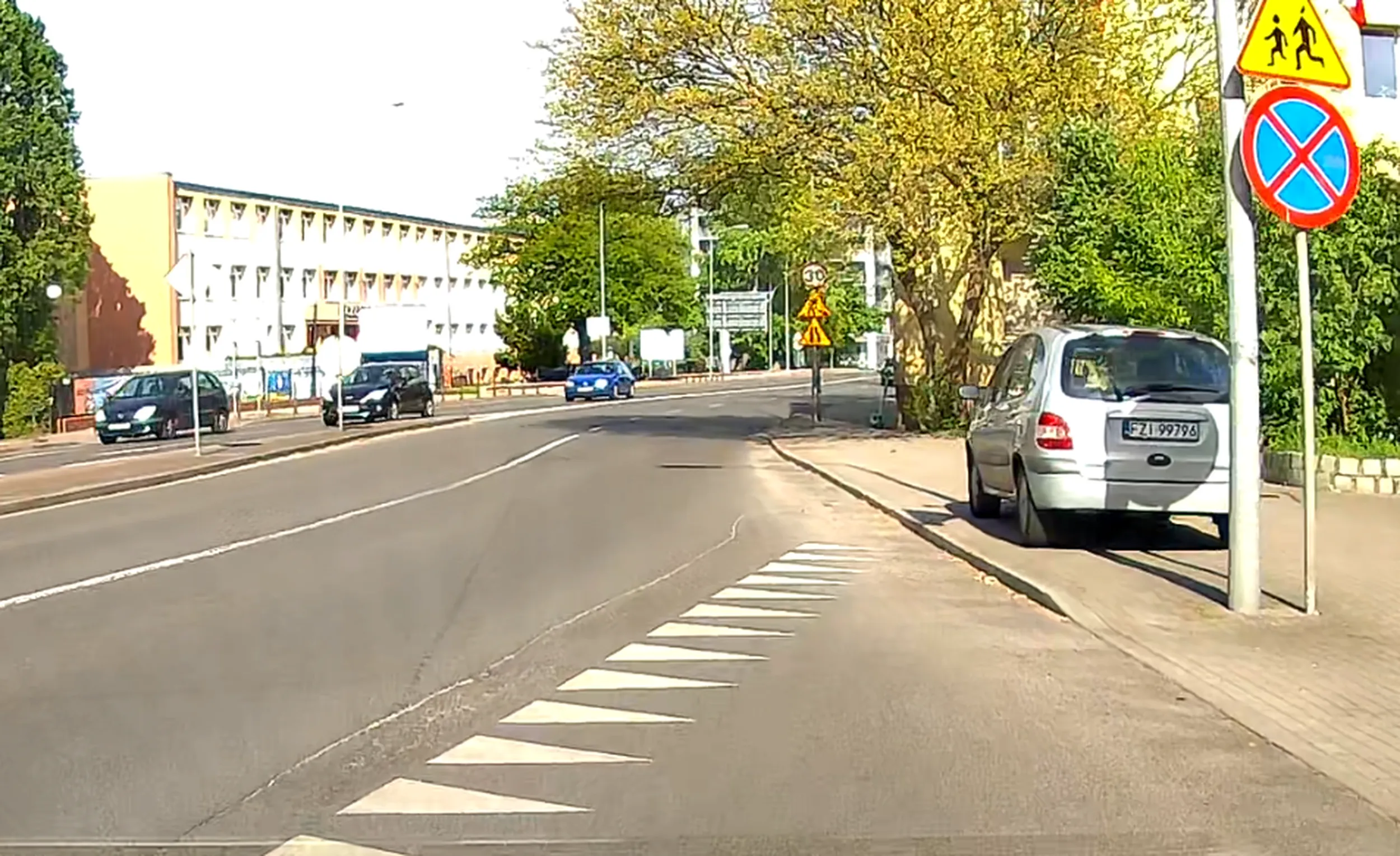 Parkowanie bezpośrednio za znakiem "zakaz zatrzymywania"