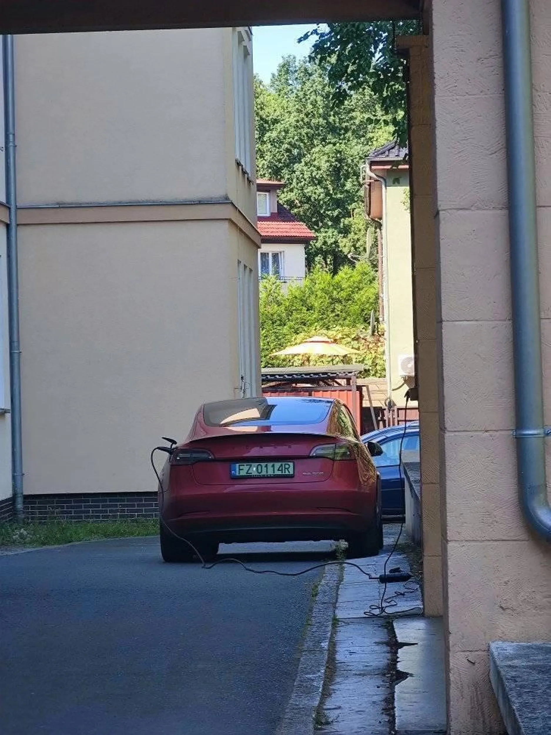 Tesla ładowana na koszt podatnika :), źródło fb