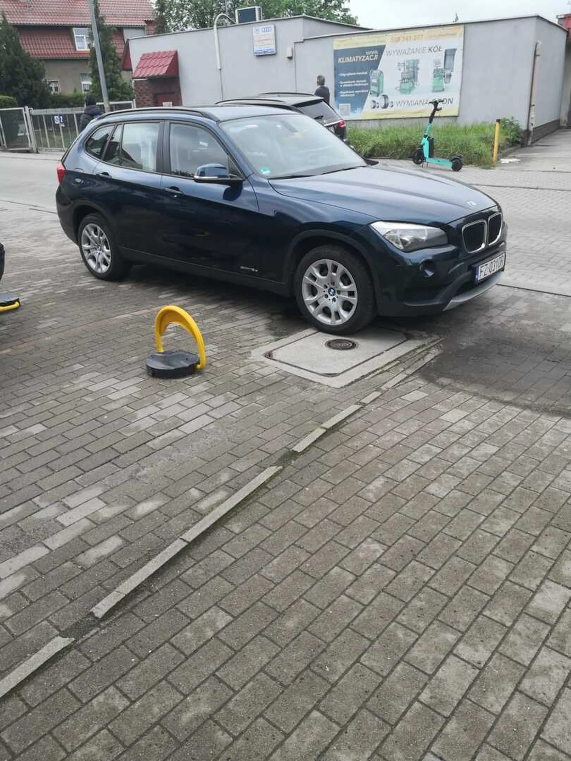 Wiesniak stanął w poprzek prywatnych miejsc parkingowych blokując do nich dostęp. 04.05.2024. Nie pozdrawiam chama.