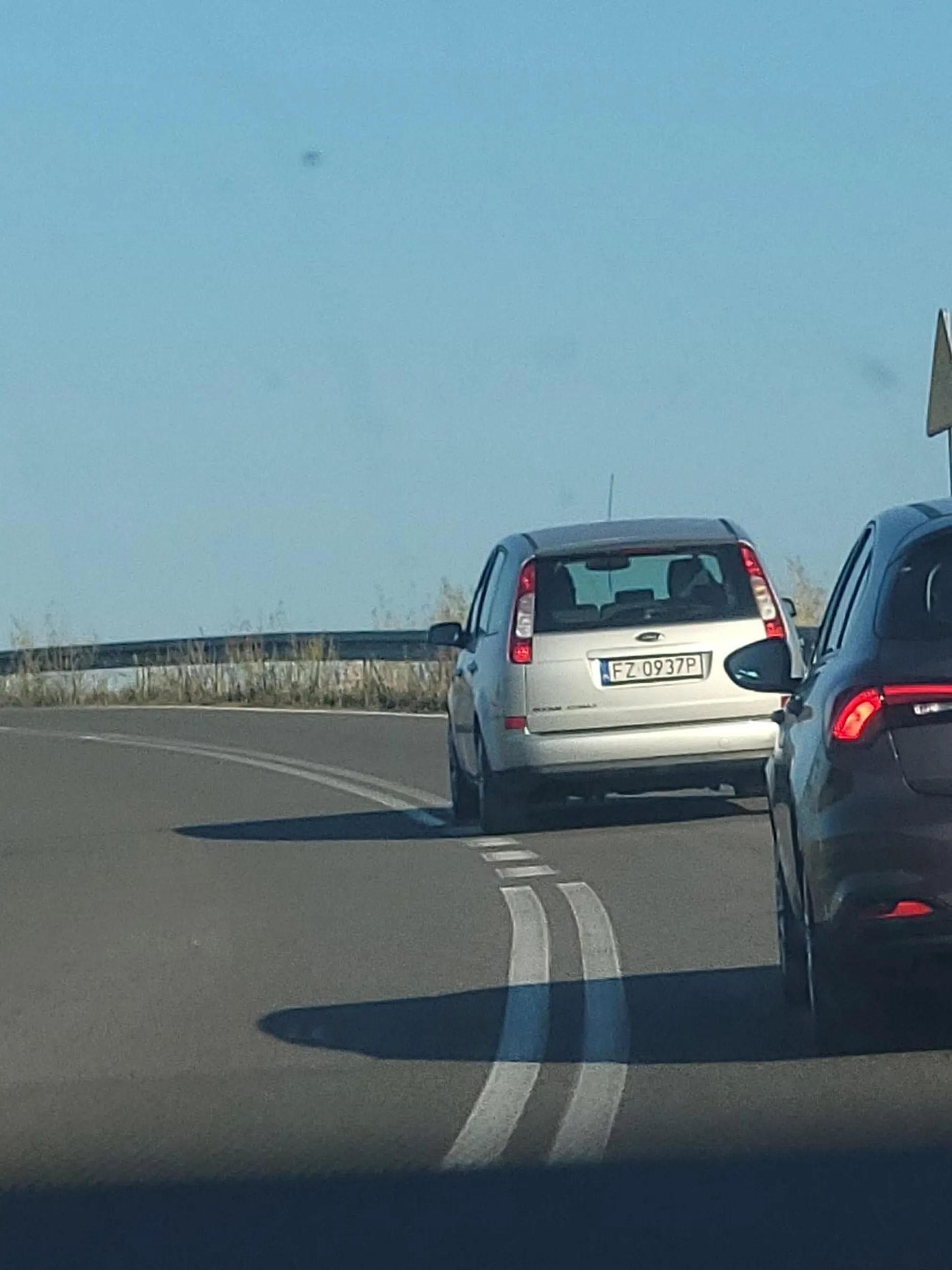 Jeździ po pijaku, ciągle hamuje oraz skręca na boki przez co swoim hamowaniem zrobił korek na całą droge, skrecenie zajelo mu 10 sekund.