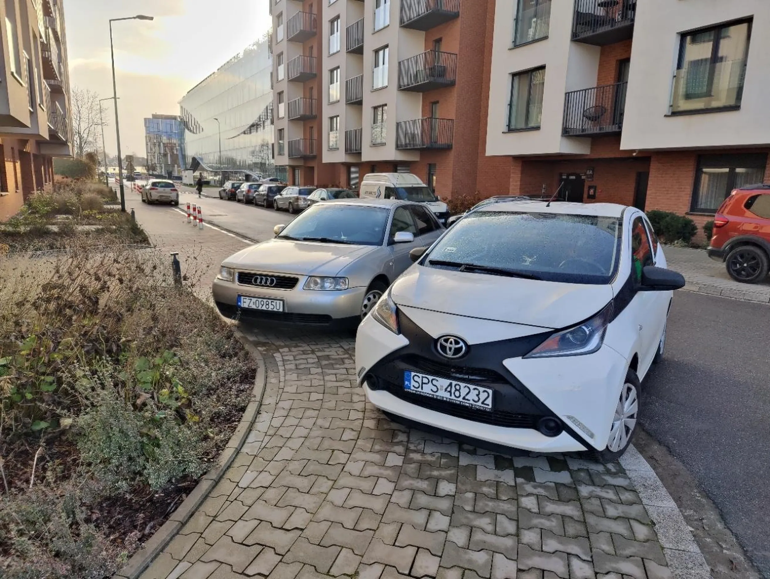 Parkować nie potrafi, stoi na chodniku zastawiając cały chodni.