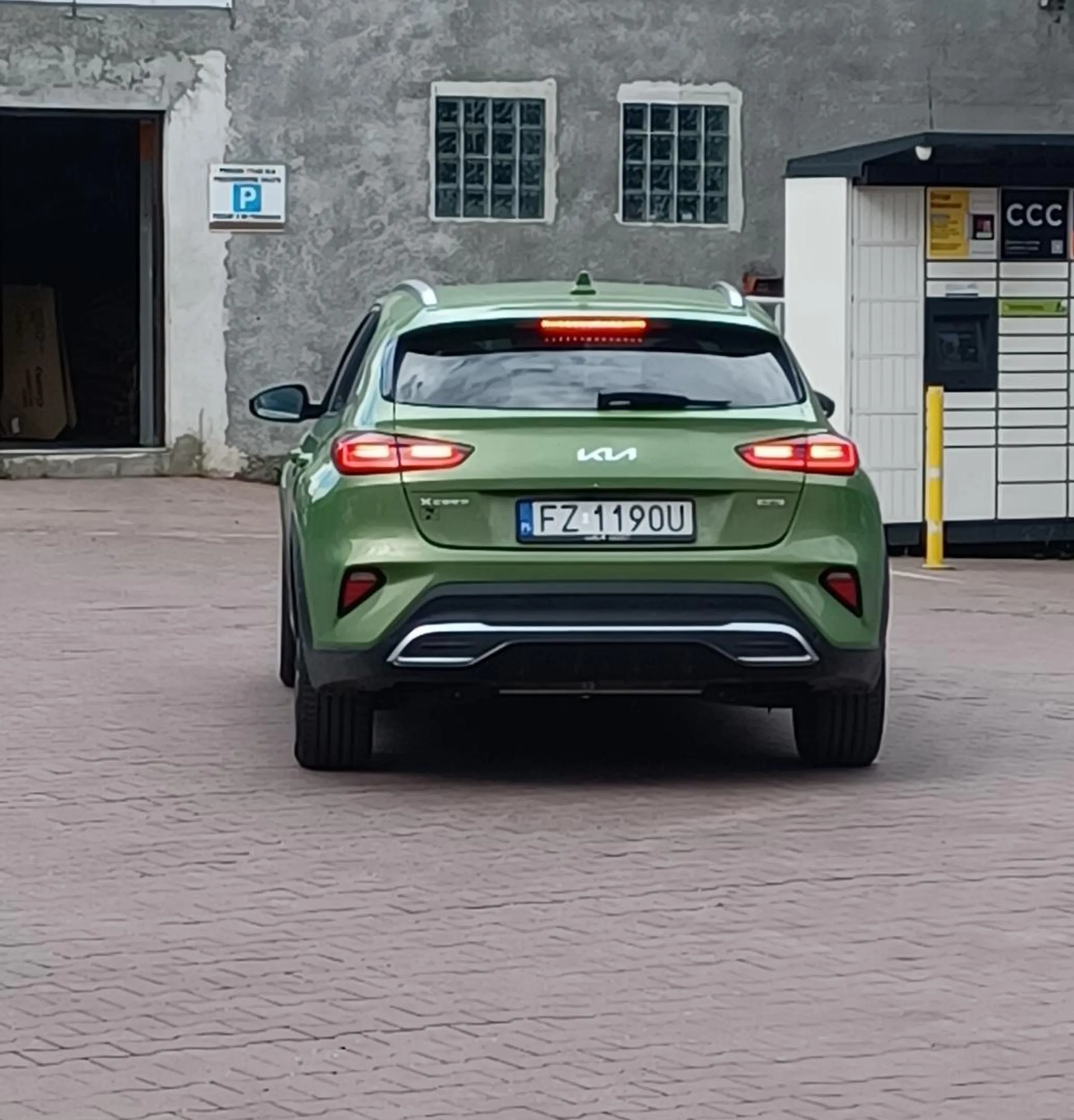 Wieśniaro z napompowanymi warami, co zrobiłaś na viniarni ?? I jeszcze szczekasz do normalnie jadących ludzi. Ty sie naucz obsługiwać samochód! A najlepiej w ogóle oddaj prawo jazdy (o ile masz).