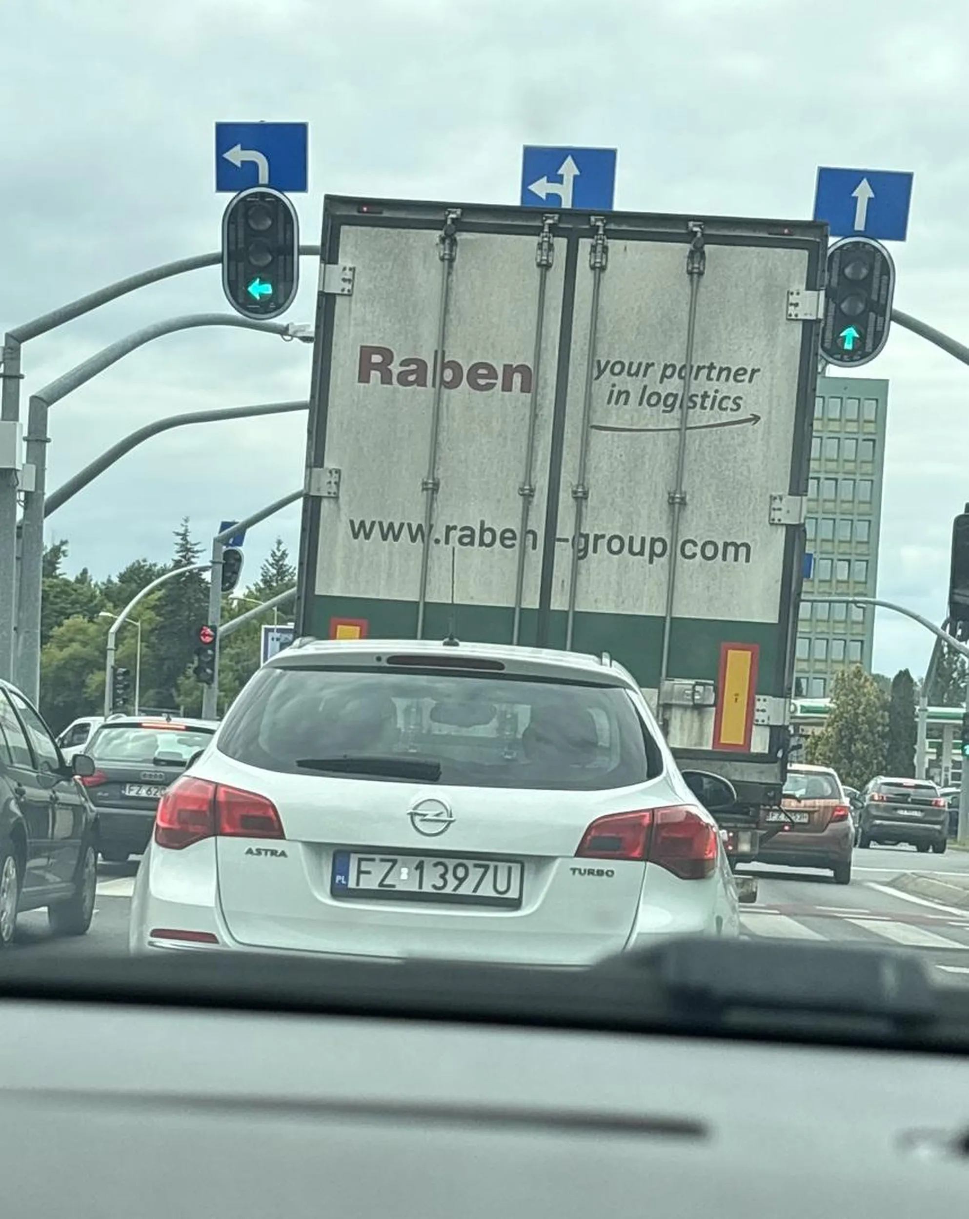 Na dwupasmówce zajął zewnętrzny pas i chamsko nie chciał wpuścić nikogo na prawy pas. To nie są wyścigi ani autostrada, zwłaszcza twoja astrą. Ciesz się, że nie mam nagrania z tego jak przyspieszałeś i takie mocne ponad 50 w mieście XD