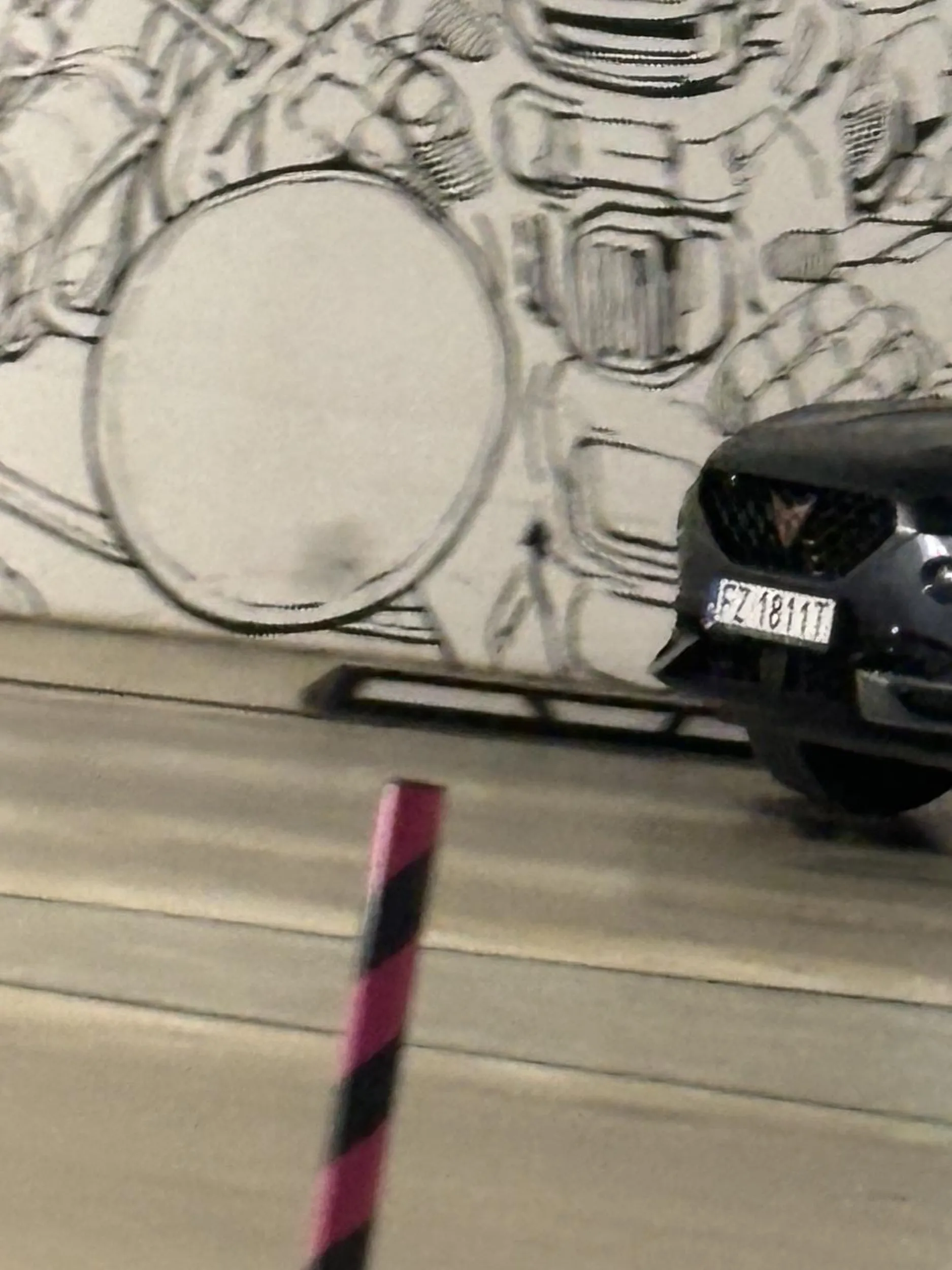 Nie pozdrawiam człowieka w cuprze, który udawał ślepego, gdy szłam po parkingowej ścieżce i wyjeżdżając z miejsca parkingowego (dla niepełnosprawnych) prawie mnie przejechał i zaczął machać łapami. Nie dość, że szedł z żoną naprzeciwko mnie to jeszcze udawali ślepych jak wyjeżdżali.  Pomijam, że później z parkingu fc wyjechał pod prąd, bo szkoda paliwa chyba XD ps. na parkingu jeździ się wolniej, to nie autostrada.