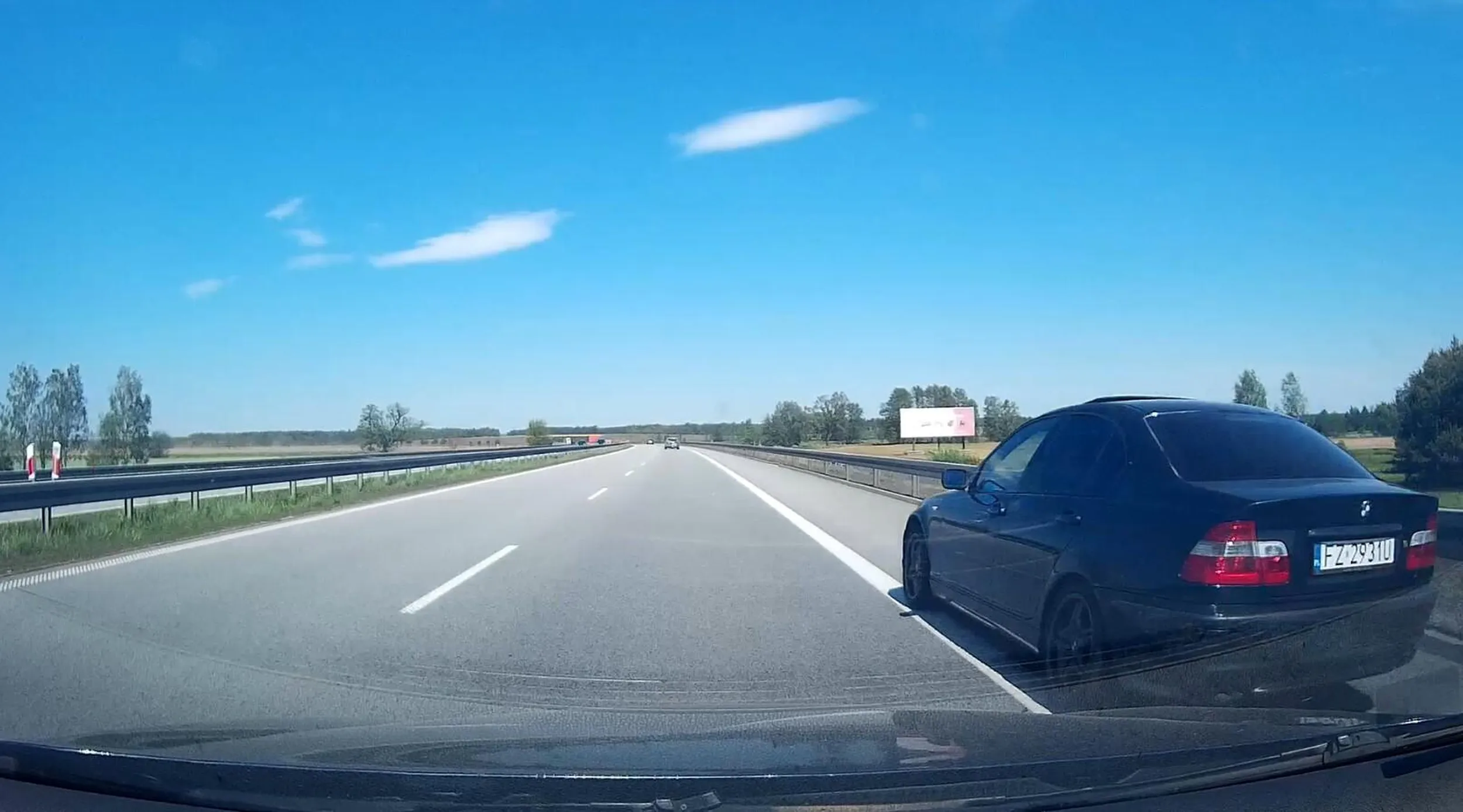 Wyprzedzanie pasem awaryjnym, marka samochodu przypadkowa