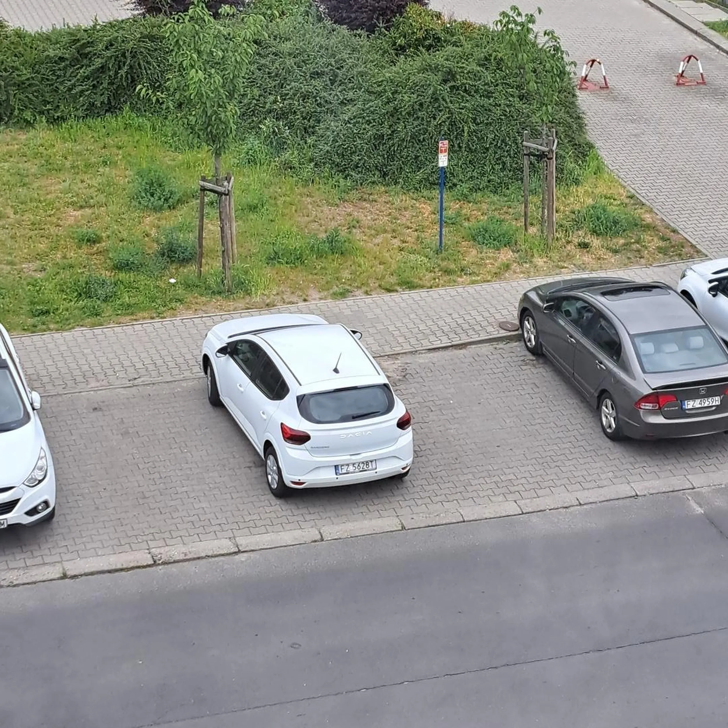 Tepa fajo jak parkujesz to zaparkuj te białą  trumne tak aby mogły zaparkować jeszcze inne  osoby swoje auta . Sam padalcu nie jesteś.  Mam nadzieję że następnym razem  koła będą bez powietrza