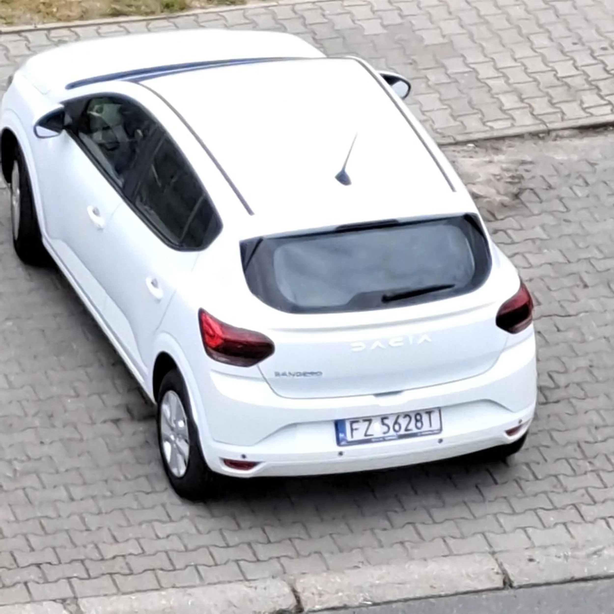 Tepa fajo jak parkujesz to zaparkuj te białą  trumne tak aby mogły zaparkować jeszcze inne  osoby swoje auta . Sam padalcu nie jesteś.  Mam nadzieję że następnym razem  koła będą bez powietrza