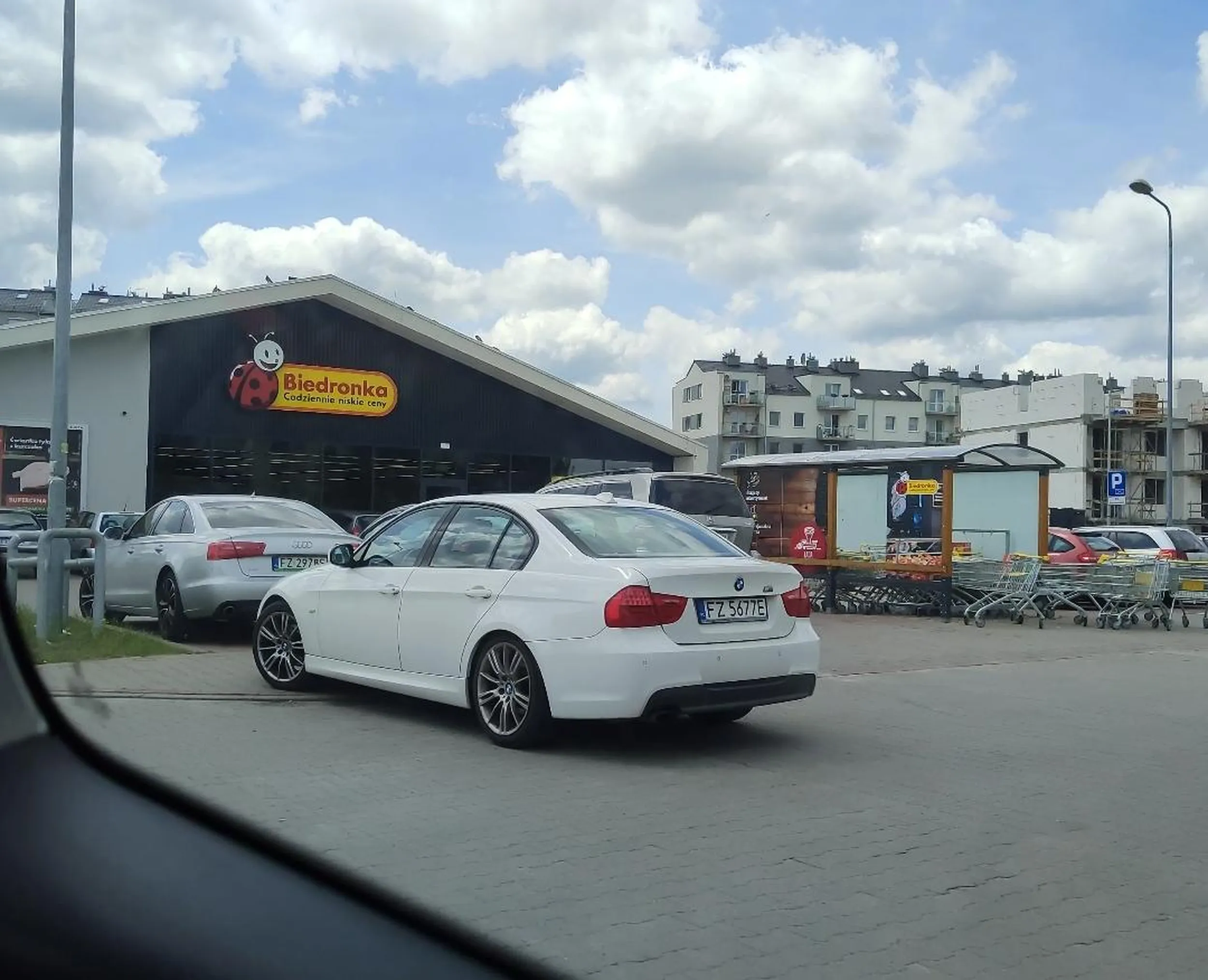 Doklejenie znaczku M na klapie nie pomaga w parkowaniu jak widać.