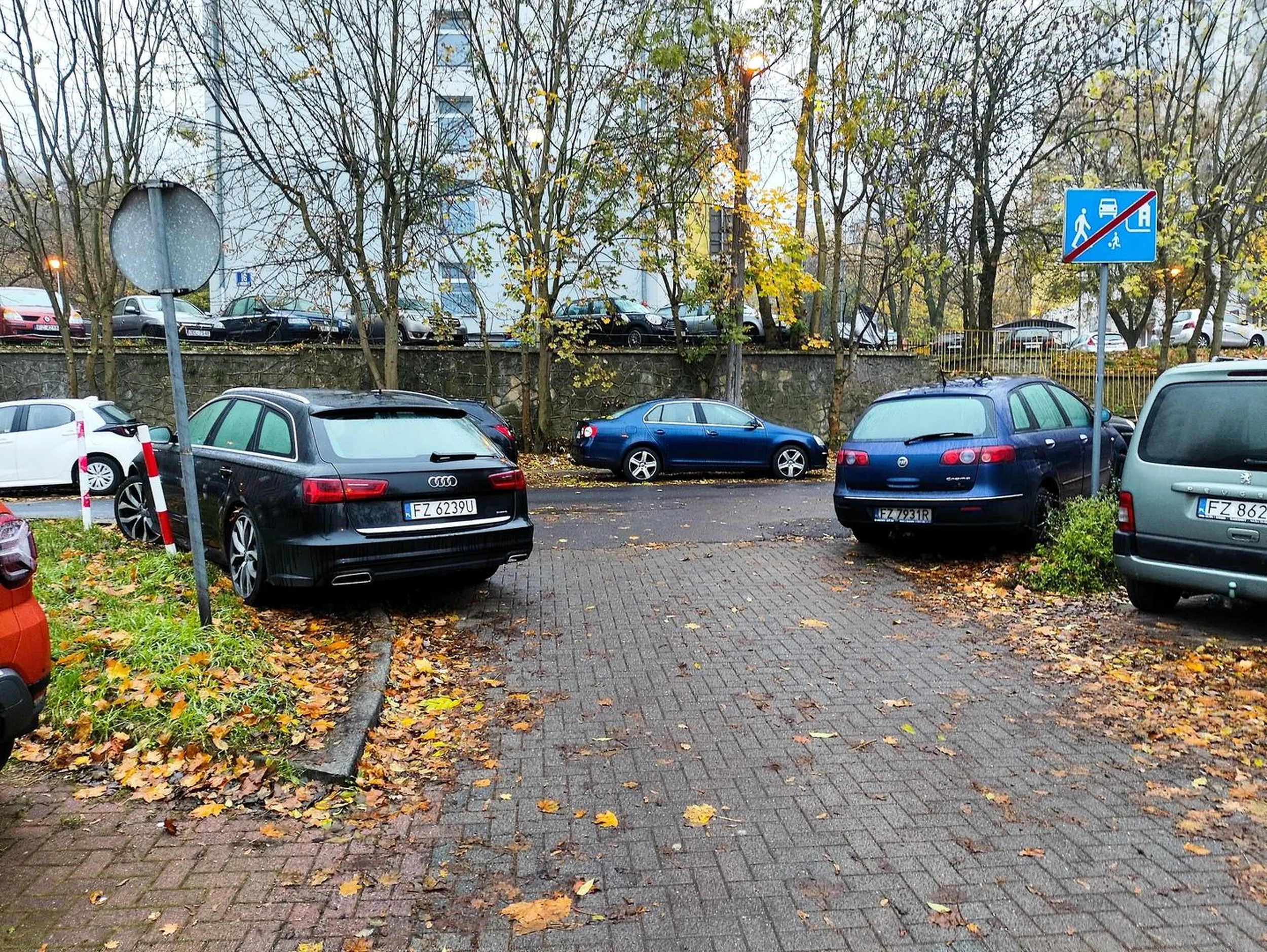 Mistrz parkowania. Wyjechać bezpiecznie ciężko przez takiego gamonia, ale przynajmniej śmieciarka ani większe auto już nie przejedzie...