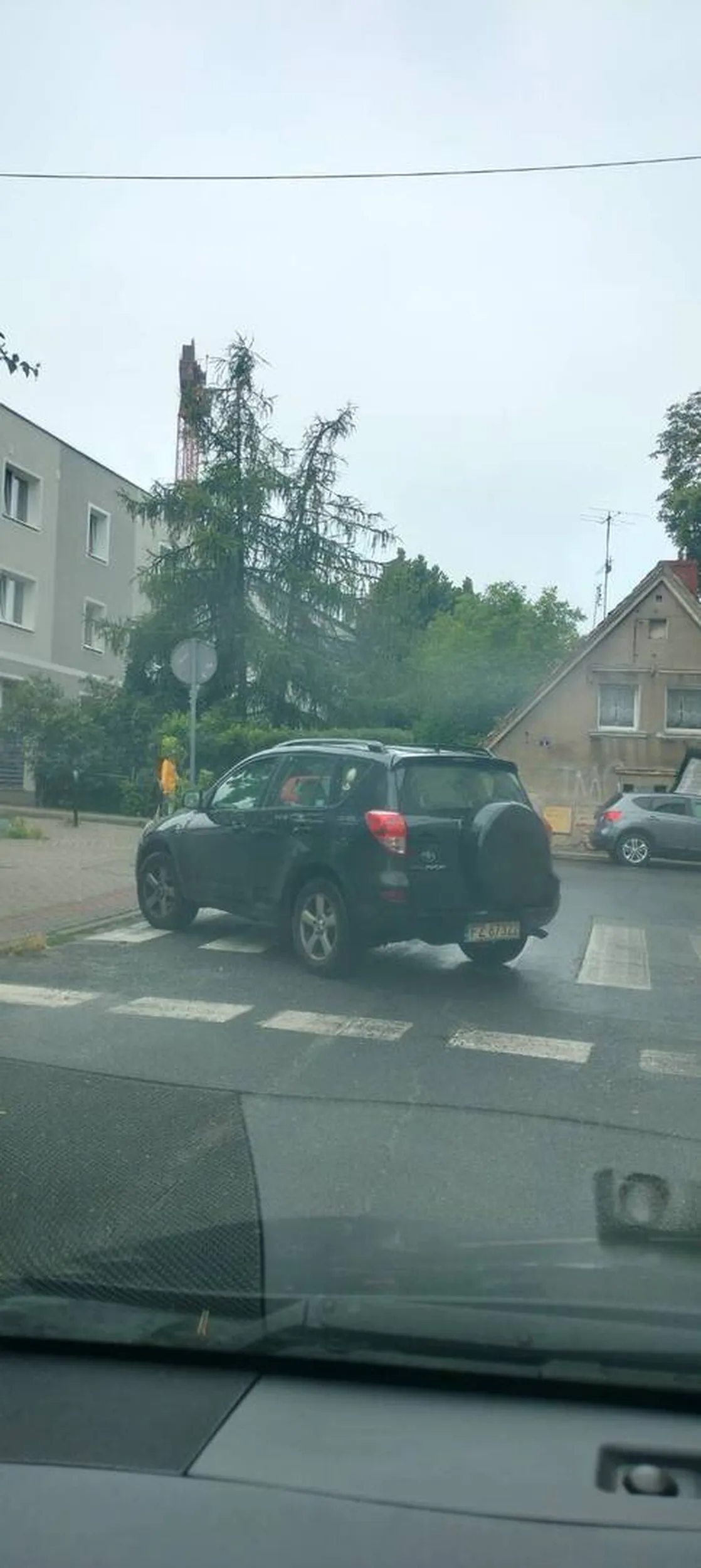 Kierowca zaparkował na przejściu dla pieszych jednocześnie blokując przejście jak i droge, pogratulować inteligencji