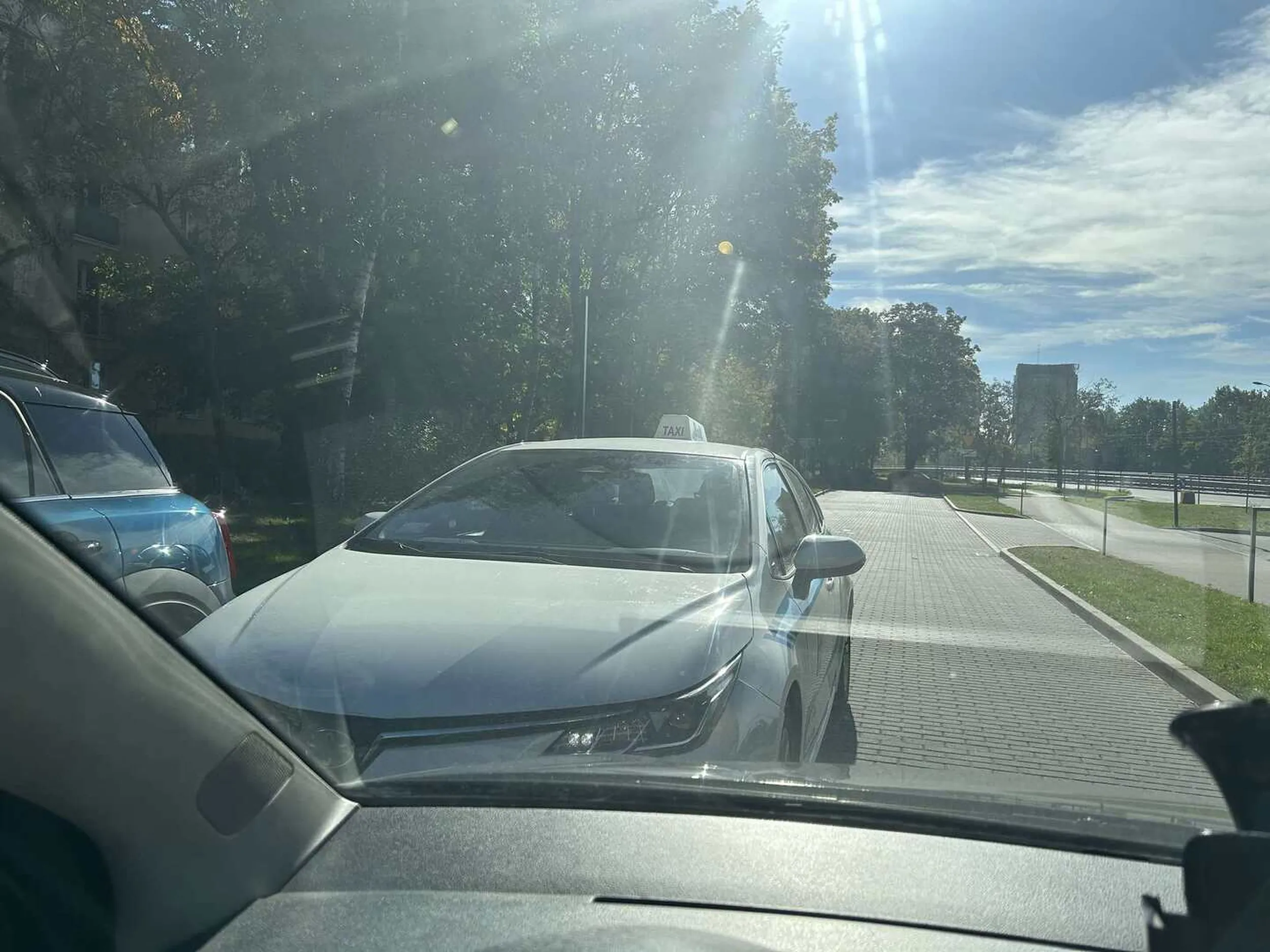 Kierowca taksówki zajeżdża drogę nie mając pierwszeństwa i zachowuję się agresywnie pomimo, że to on łamię przepisy. Zawodowy kierowca powinien świecić przykładem, a nie ryzykować życie lub zdrowie swoich klientów.