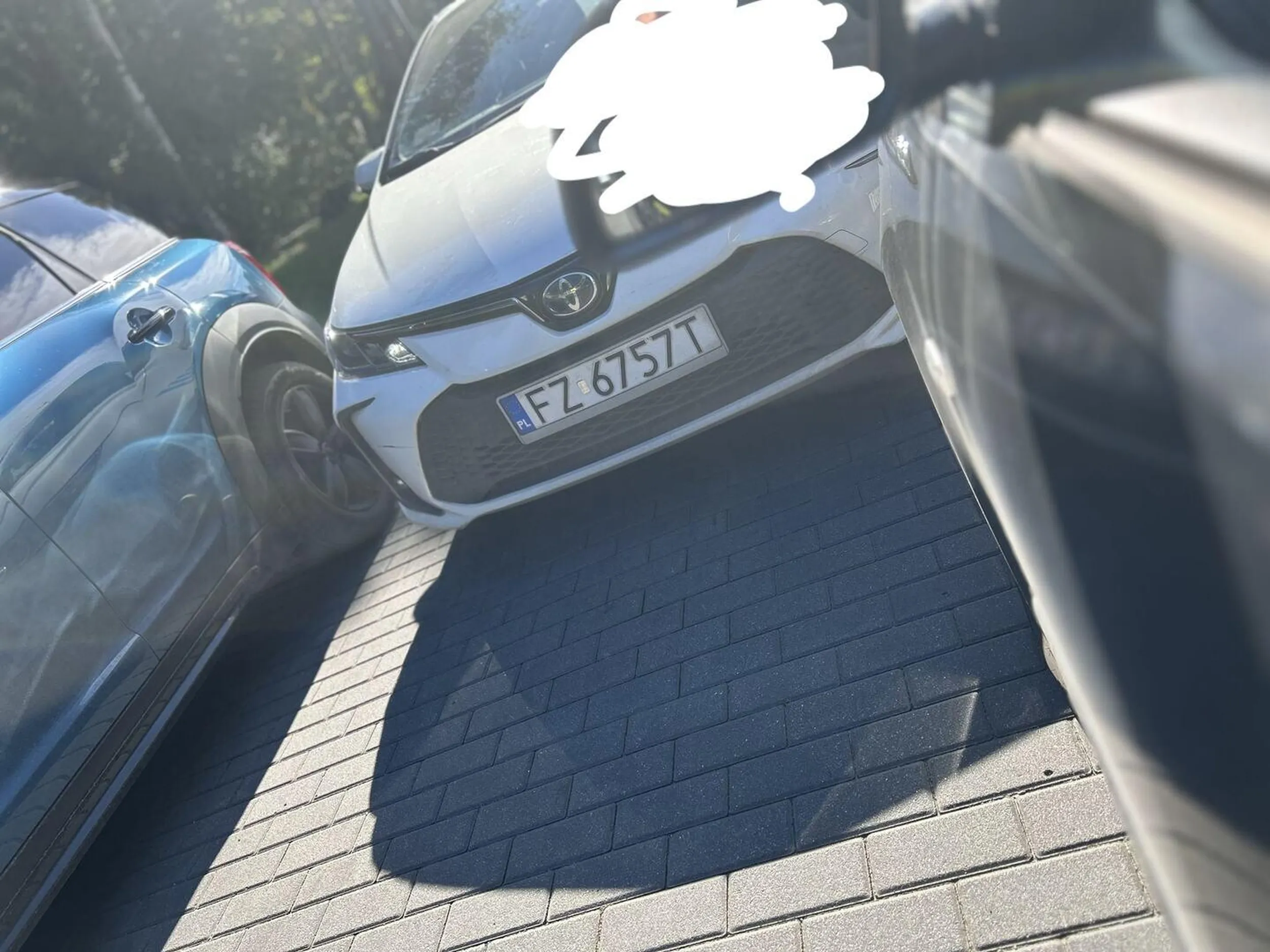 Kierowca taksówki zajeżdża drogę nie mając pierwszeństwa i zachowuję się agresywnie pomimo, że to on łamię przepisy. Zawodowy kierowca powinien świecić przykładem, a nie ryzykować życie lub zdrowie swoich klientów.