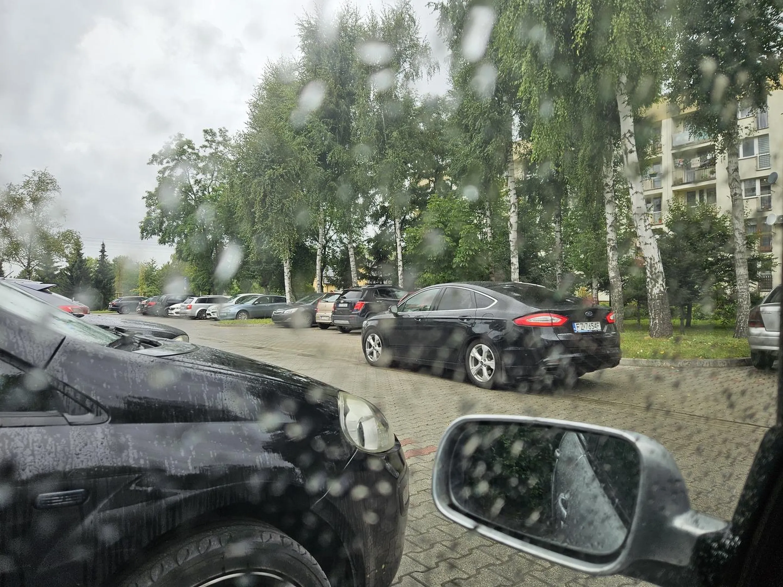 Parkuję, po czym nie szanuje samochodów stojących obok. Zahacza o lusterka, wytrzepuję bluzę z metalowym zamkiem tłukąc nim o lakier. Specjalnie nie w swój samochód, a w samochód obok. Polecam robić tej osobie dokładnie to samo.