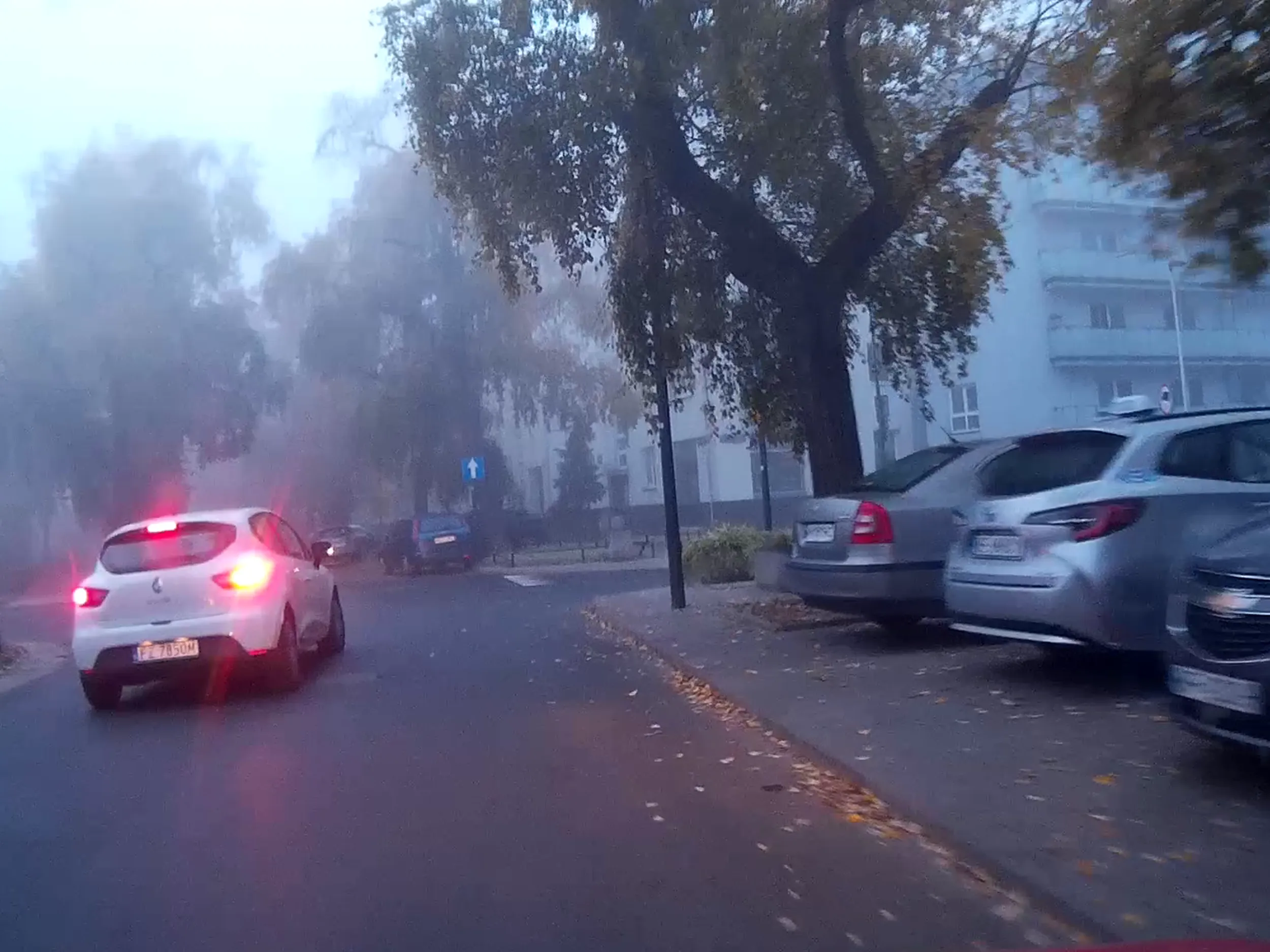 Drogi kierowco, czy na kursie prawa jazdy nie uczono cię, że w prawo skręca się z maksymalnie prawej strony, a nie ze środka drogi? Takim zachowaniem jesteś póki co tylko uciążliwy dla innych kierowców, ale jeśli nie ogarniasz takich prostych rzeczy to obawiam się, że z poważniejszymi też masz problem, a wtedy możesz już stwarzać niebezpieczeństwo dla innych. Kto wydał prawo jazdy komuś kto nie rozumie podstaw?...