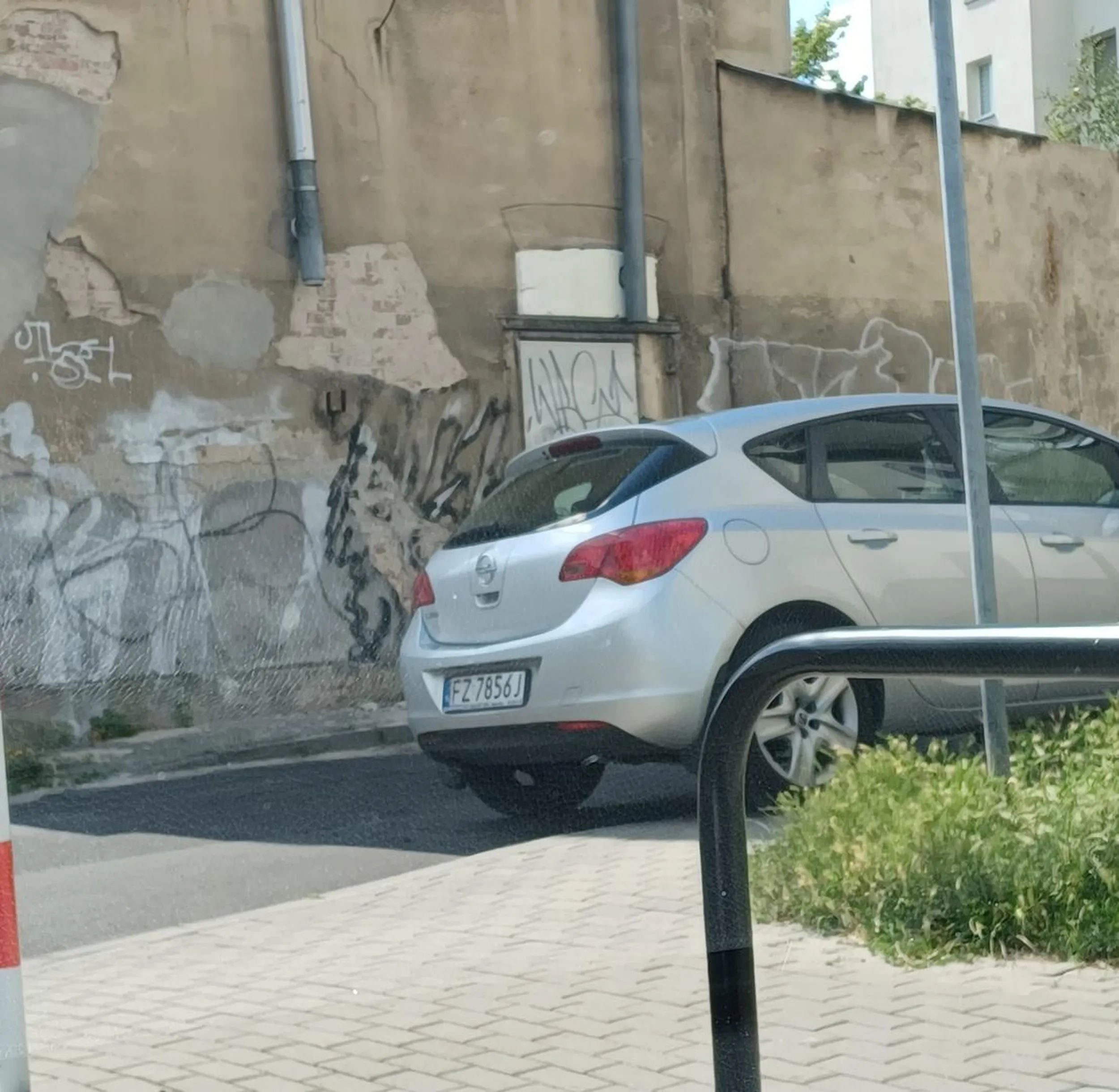 Przychlaście, jak wyjeżdżasz z podwórka na główną z impetem należałoby się rozejrzeć a nie wymuszać. Po drodze jednokierunkowej jeździmy w 1 stronę, nie pod prąd ! Jeszcze raz cie złapię (pewnie prędzej niż myślisz) a wszystkie filmiki dostanie policja.