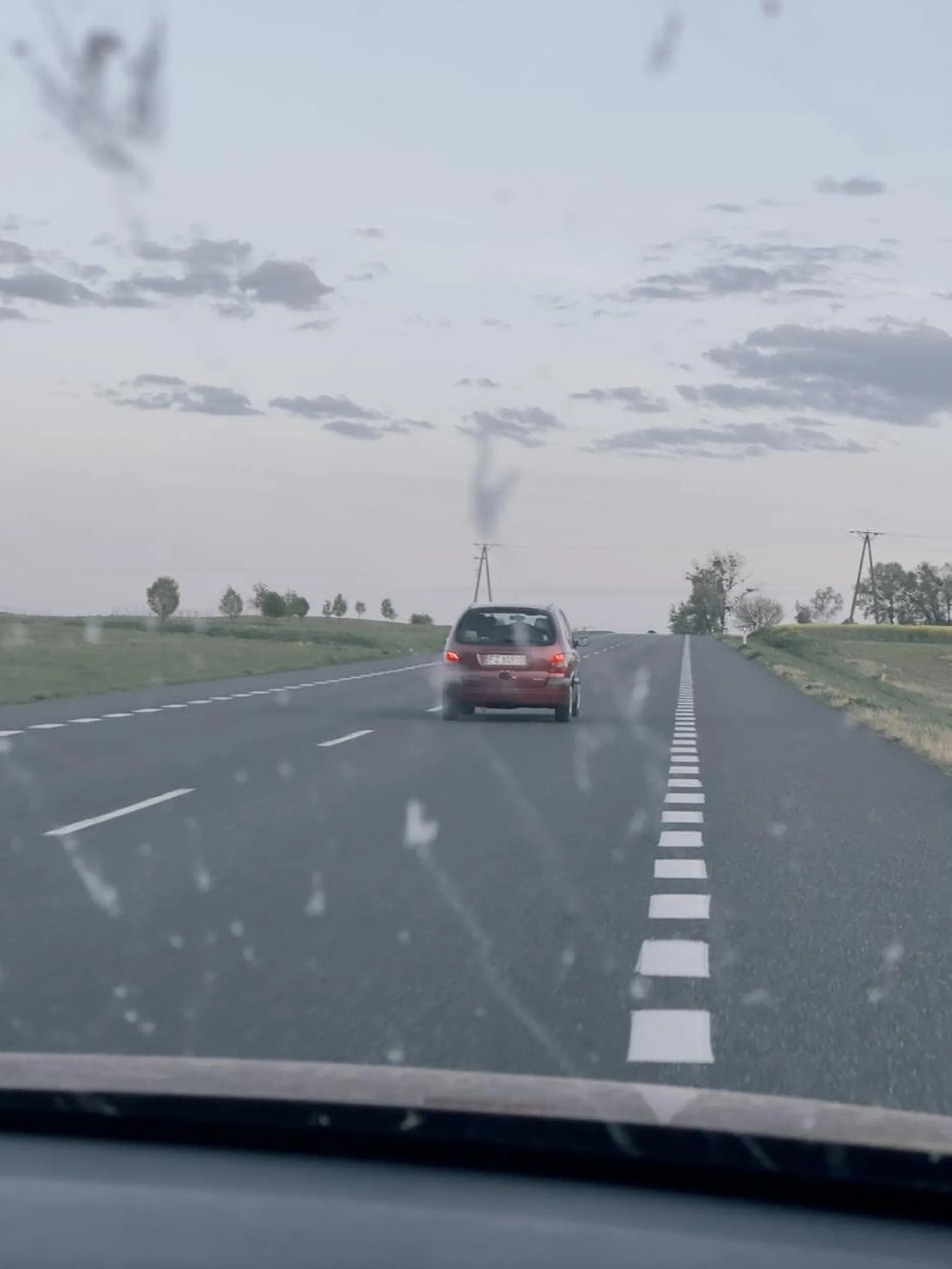 Kierowca jedzie środkiem jezdni (prędkość dopuszczalna 90 km/h) z prędkością 50 km/h i skutecznie blokuje możliwość wyprzedzania, powodując wielokilometrowy korek. Wymusza niebezpieczne wyprzedzanie i stwarza zagrożenie w ruchu.