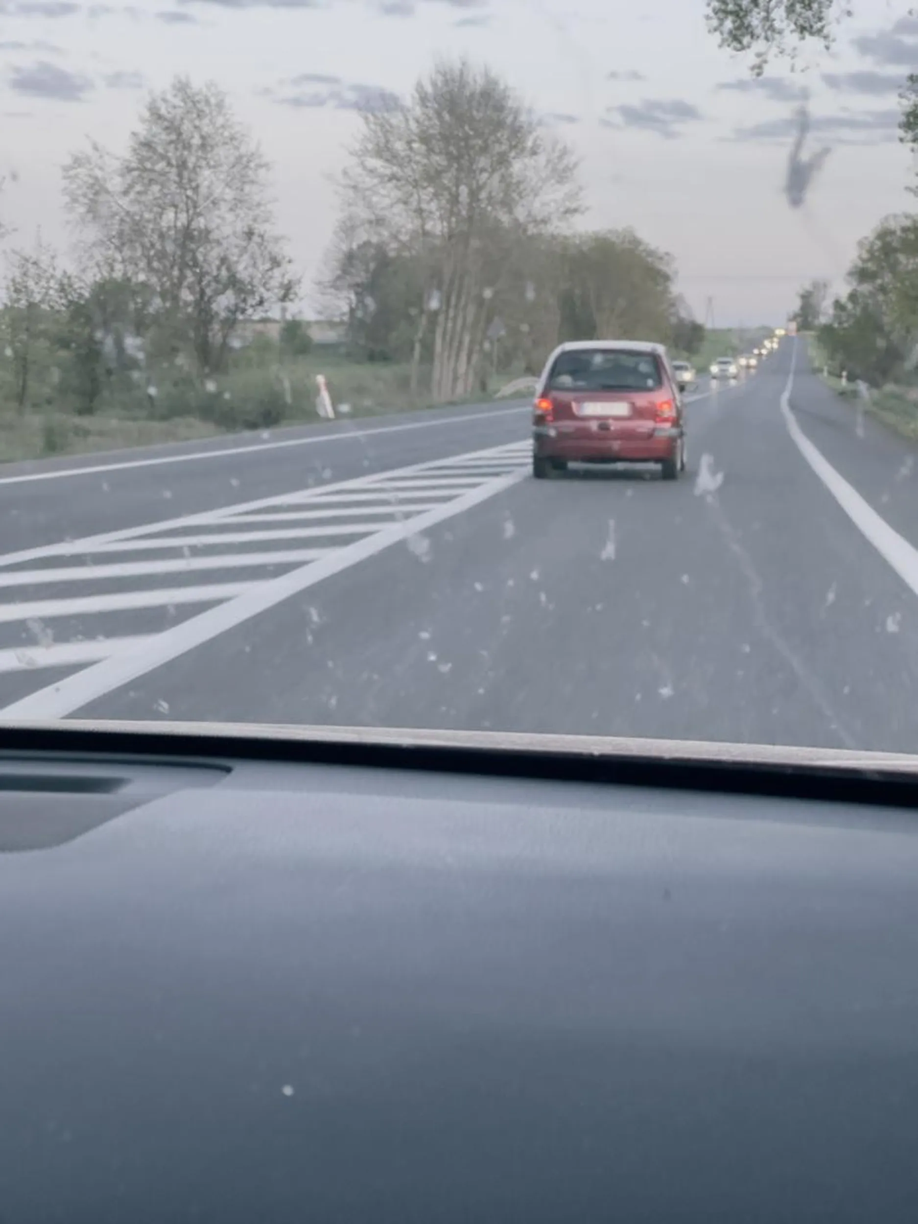 Kierowca jedzie środkiem jezdni (prędkość dopuszczalna 90 km/h) z prędkością 50 km/h i skutecznie blokuje możliwość wyprzedzania, powodując wielokilometrowy korek. Wymusza niebezpieczne wyprzedzanie i stwarza zagrożenie w ruchu.