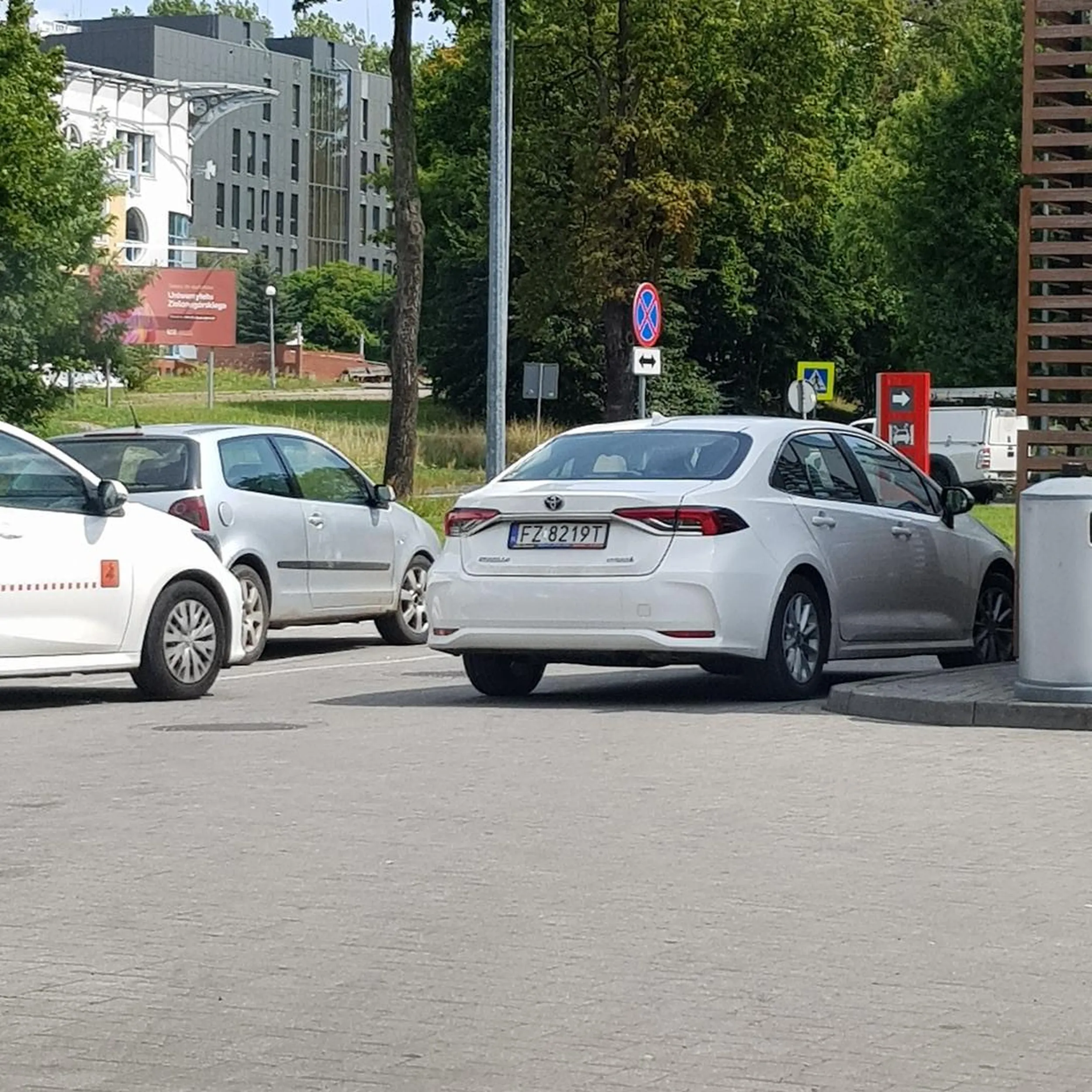 Niewychowany blond chłopcze, jak kobieta zwraca ci uwagę że tarasujesz przejazd to przynajmniej wypadałoby przeprosić. Miejsc postojowych było pełno, nie trzeba stawać na drodze.