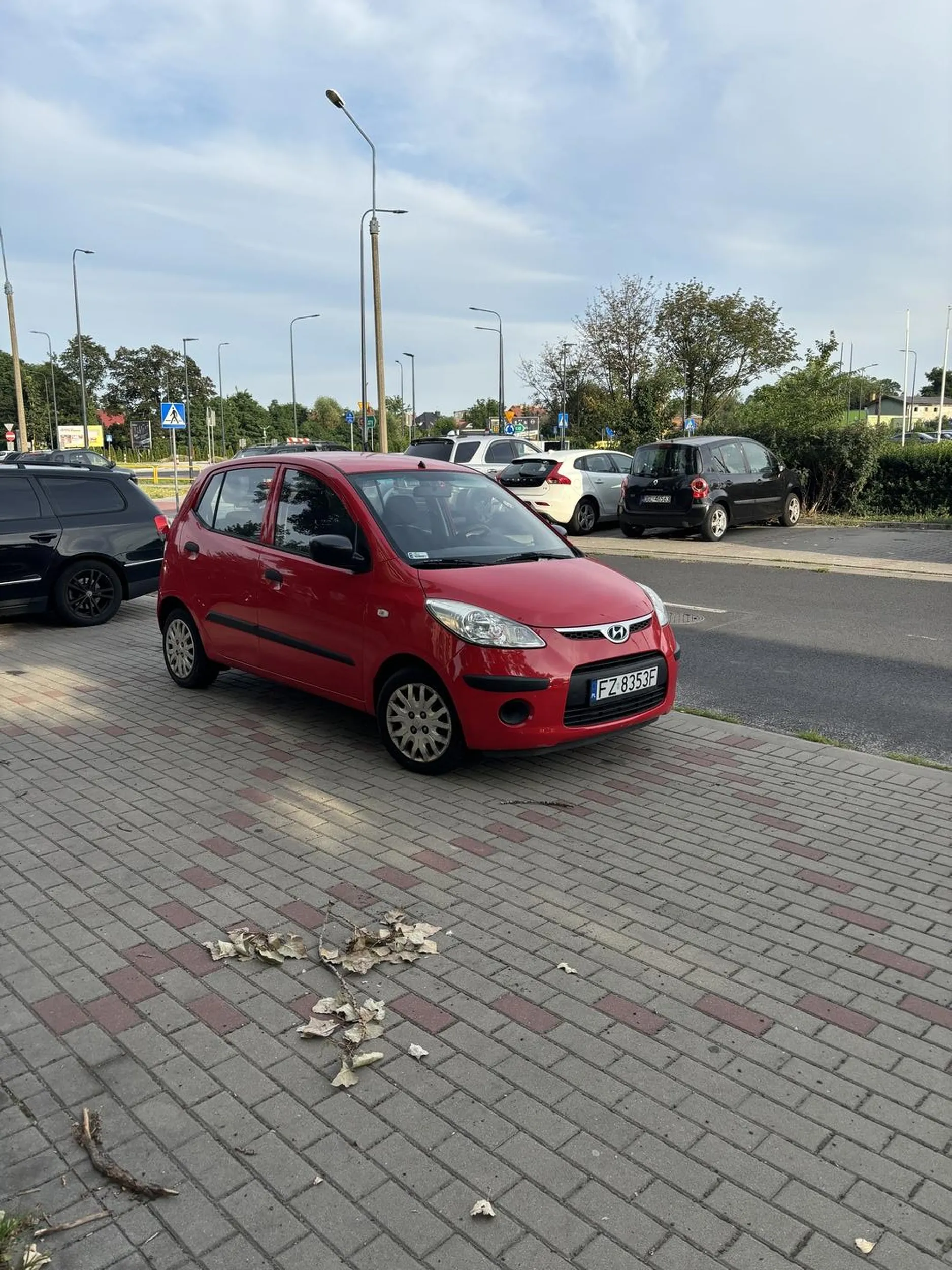 Stoi i blokuje miejsca parkingowe już od miesiąca.