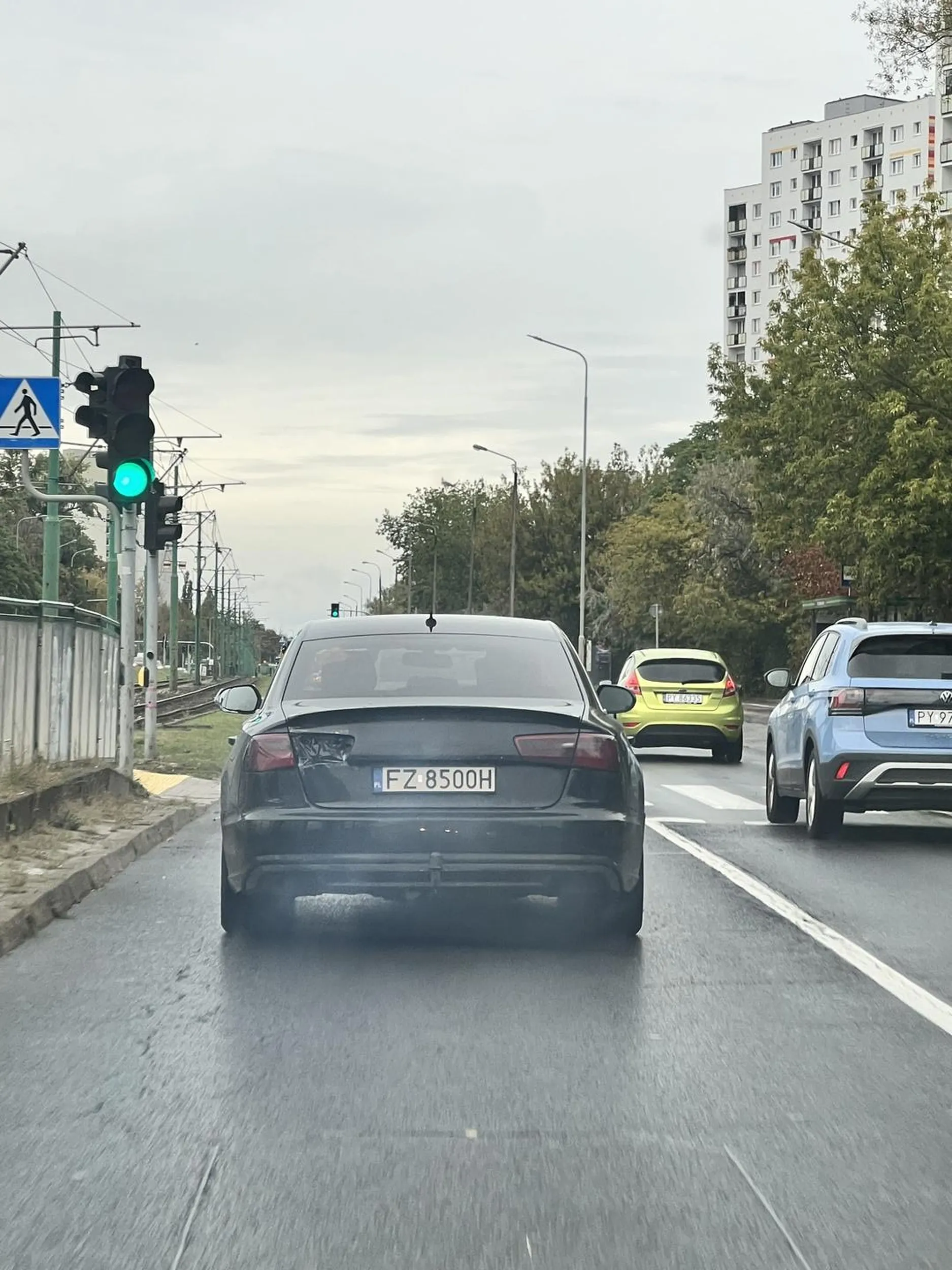 Pomijając fakt braku tylnego światła gdzie dziura była zaślepiona pomalowaną na czarno siatką z biedronki, pragnę dodać iż ilość oraz kolor i zapach dymu wydzielanego przez owe KAUDI przyprawiła mnie o wadę wzroku oraz o wymioty(musiałem sprzątać miejsce pasażera u kolegi w aucie). Jak sama nazwa wskazuje auto jest niczym kał po ostrej imprezie, a kierowca przez swoje niedopatrzenia i ryzykując życiem innych osób na drodze potwierdza średniowieczne przysłowie że cztery zera na masce i piąte za kierownicą. Nie pozdrawiam, też się ze rzygaj i napraw może auto