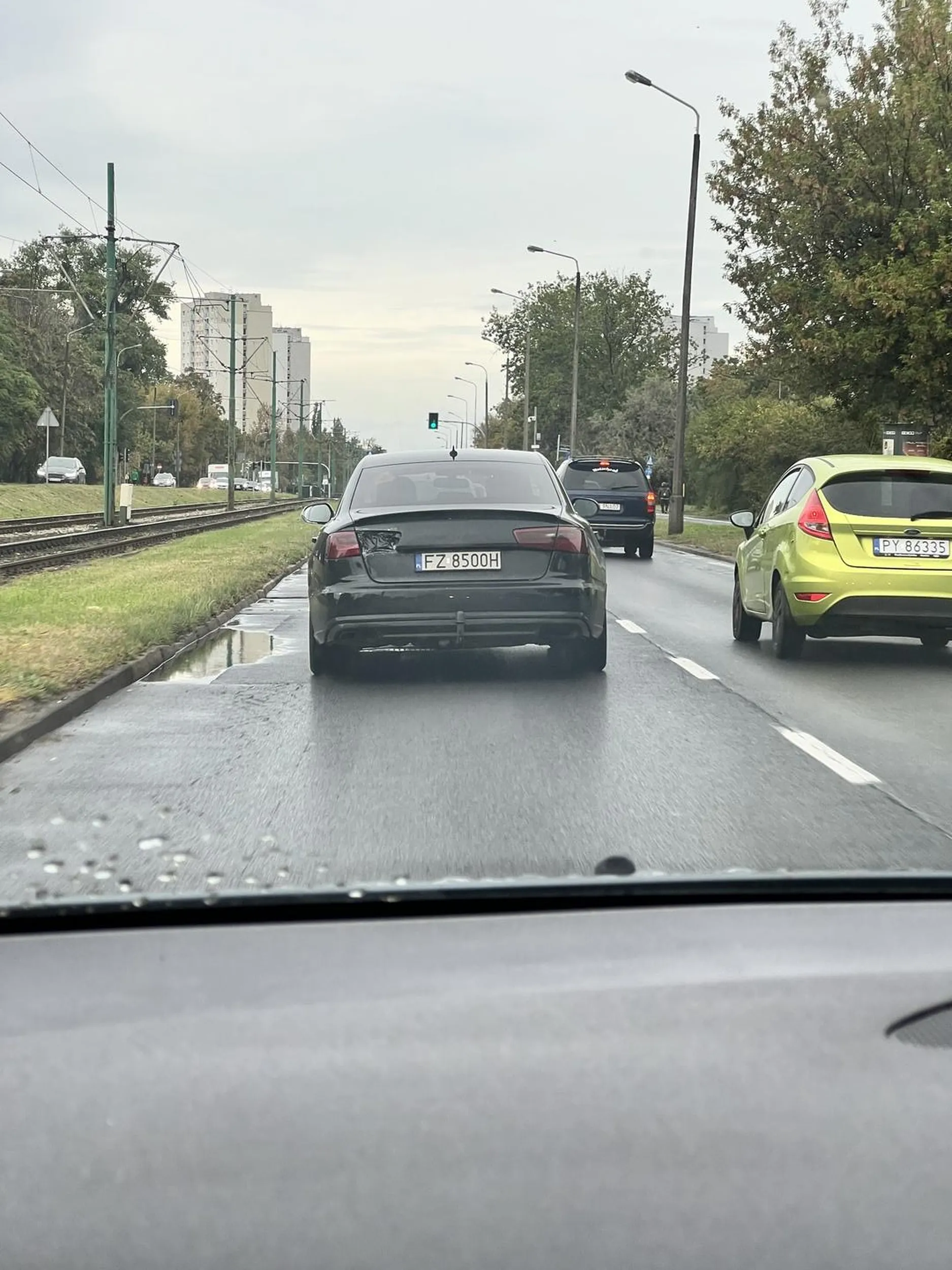 Pomijając fakt braku tylnego światła gdzie dziura była zaślepiona pomalowaną na czarno siatką z biedronki, pragnę dodać iż ilość oraz kolor i zapach dymu wydzielanego przez owe KAUDI przyprawiła mnie o wadę wzroku oraz o wymioty(musiałem sprzątać miejsce pasażera u kolegi w aucie). Jak sama nazwa wskazuje auto jest niczym kał po ostrej imprezie, a kierowca przez swoje niedopatrzenia i ryzykując życiem innych osób na drodze potwierdza średniowieczne przysłowie że cztery zera na masce i piąte za kierownicą. Nie pozdrawiam, też się ze rzygaj i napraw może auto