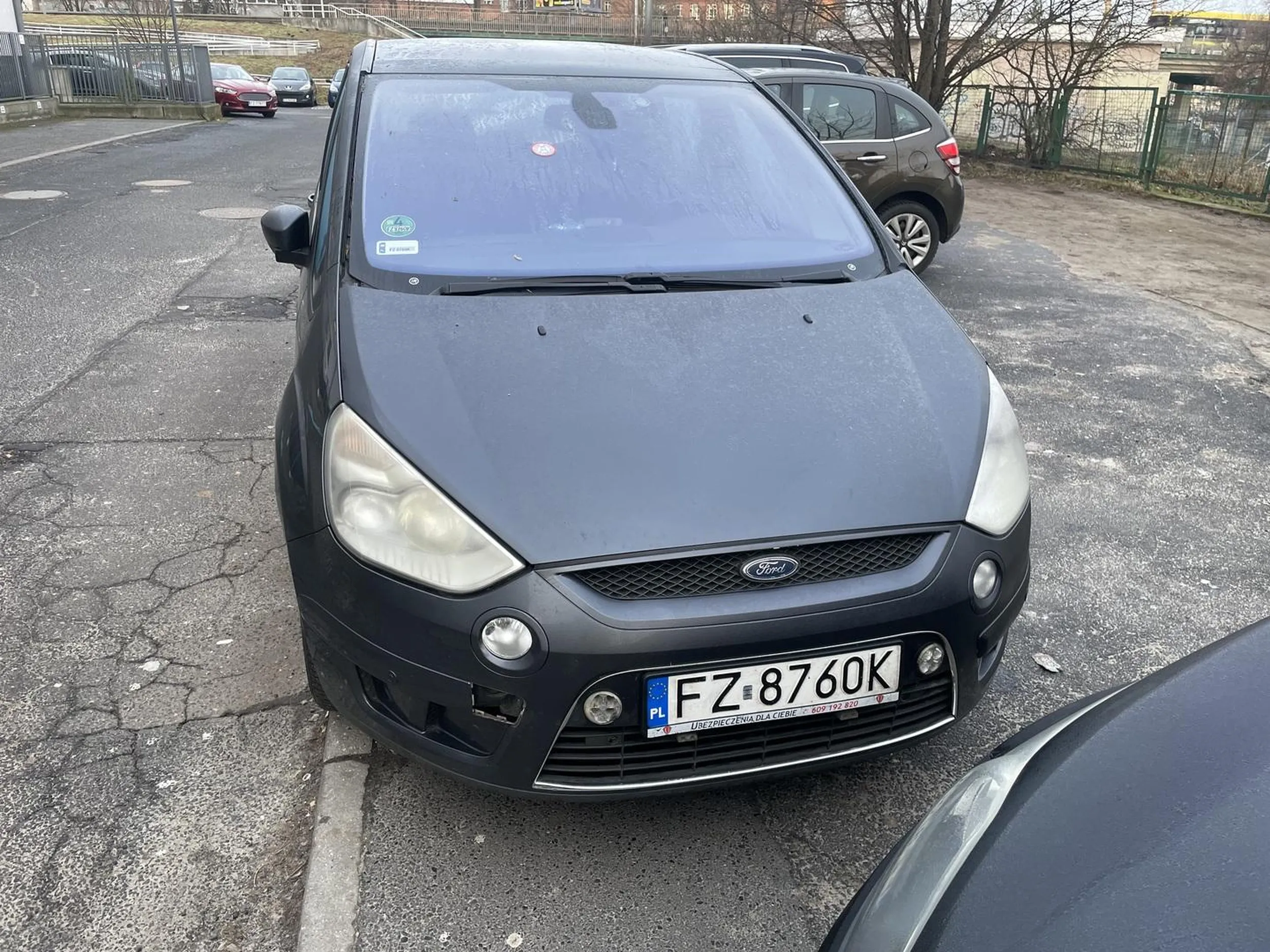 kierowca ewidentnie spał na naukach parkowania i na parkingu prostopadłym zaparkował równolegle na 3 miejscach